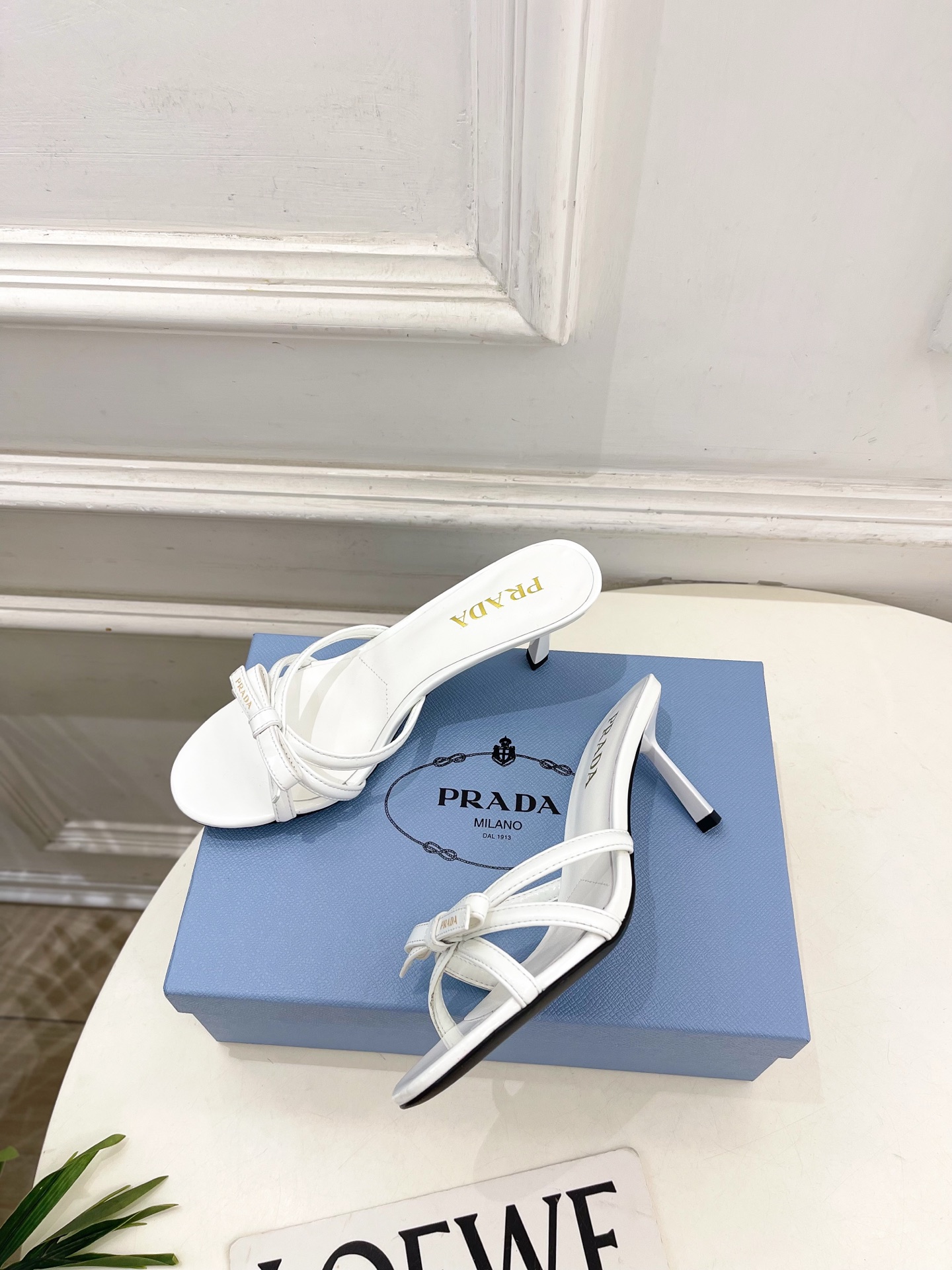 PRADA 普拉达  26𝐬𝐬 🌈2026春夏新品 专柜走秀款交叉带蝴蝶结高跟拖鞋 系列〰鞋面：原版高定
