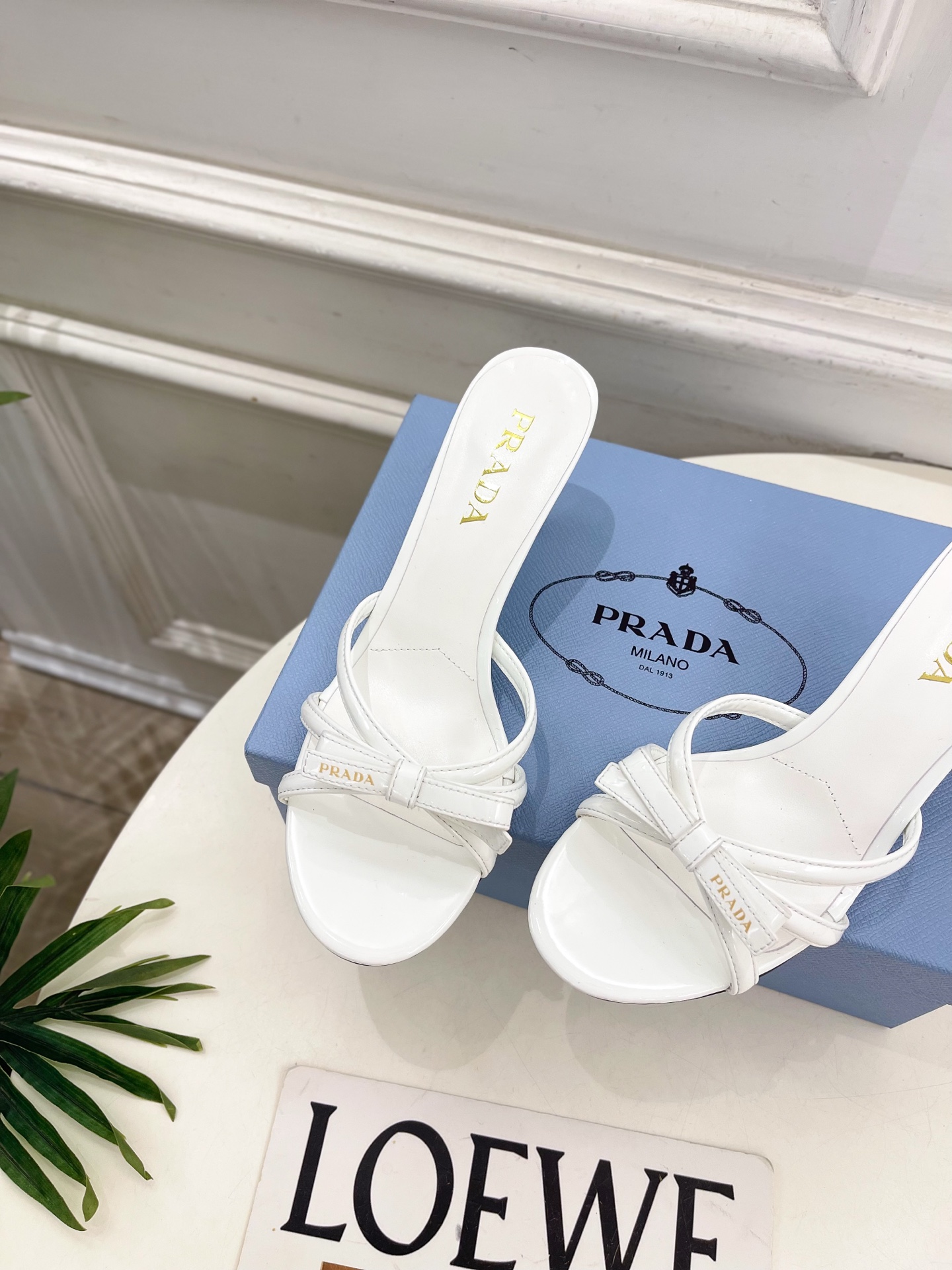 PRADA 普拉达  26𝐬𝐬 🌈2026春夏新品 专柜走秀款交叉带蝴蝶结高跟拖鞋 系列〰鞋面：原版高定