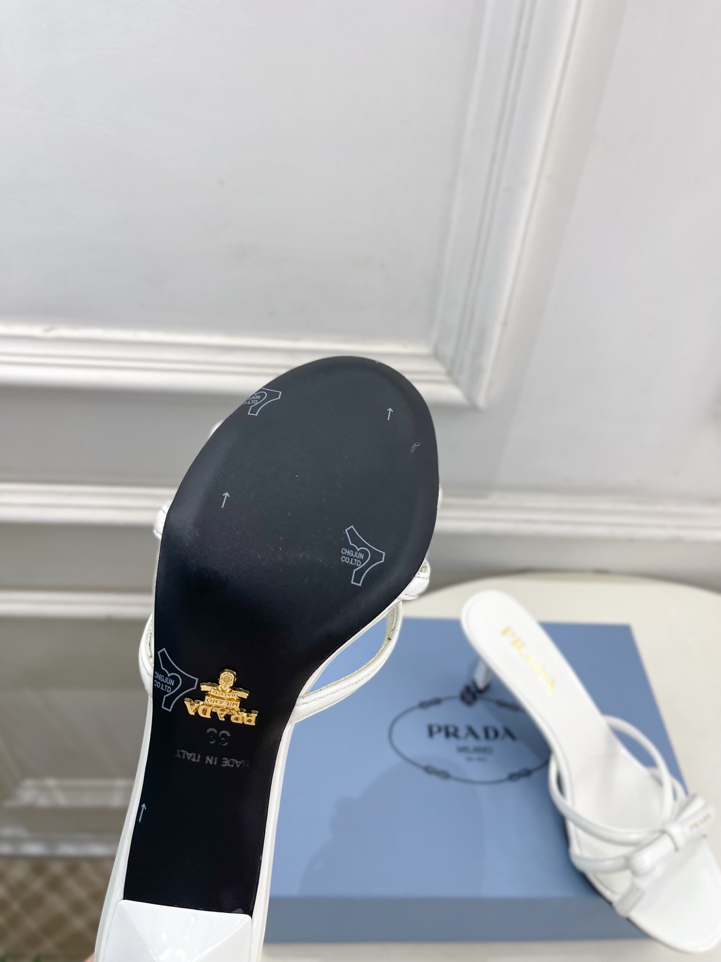 PRADA 普拉达  26𝐬𝐬 🌈2026春夏新品 专柜走秀款交叉带蝴蝶结高跟拖鞋 系列〰鞋面：原版高定