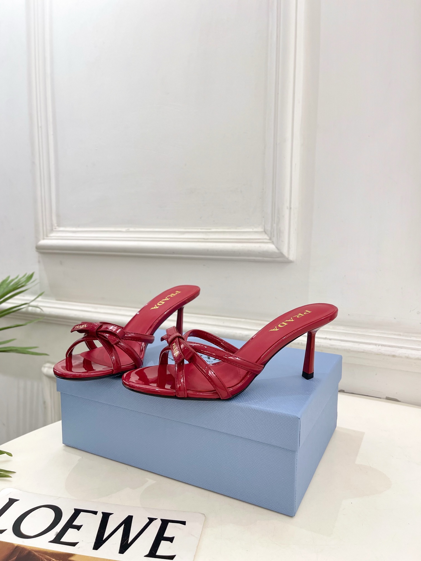 PRADA 普拉达  26𝐬𝐬 🌈2026春夏新品 专柜走秀款交叉带蝴蝶结高跟拖鞋 系列〰鞋面：原版高定