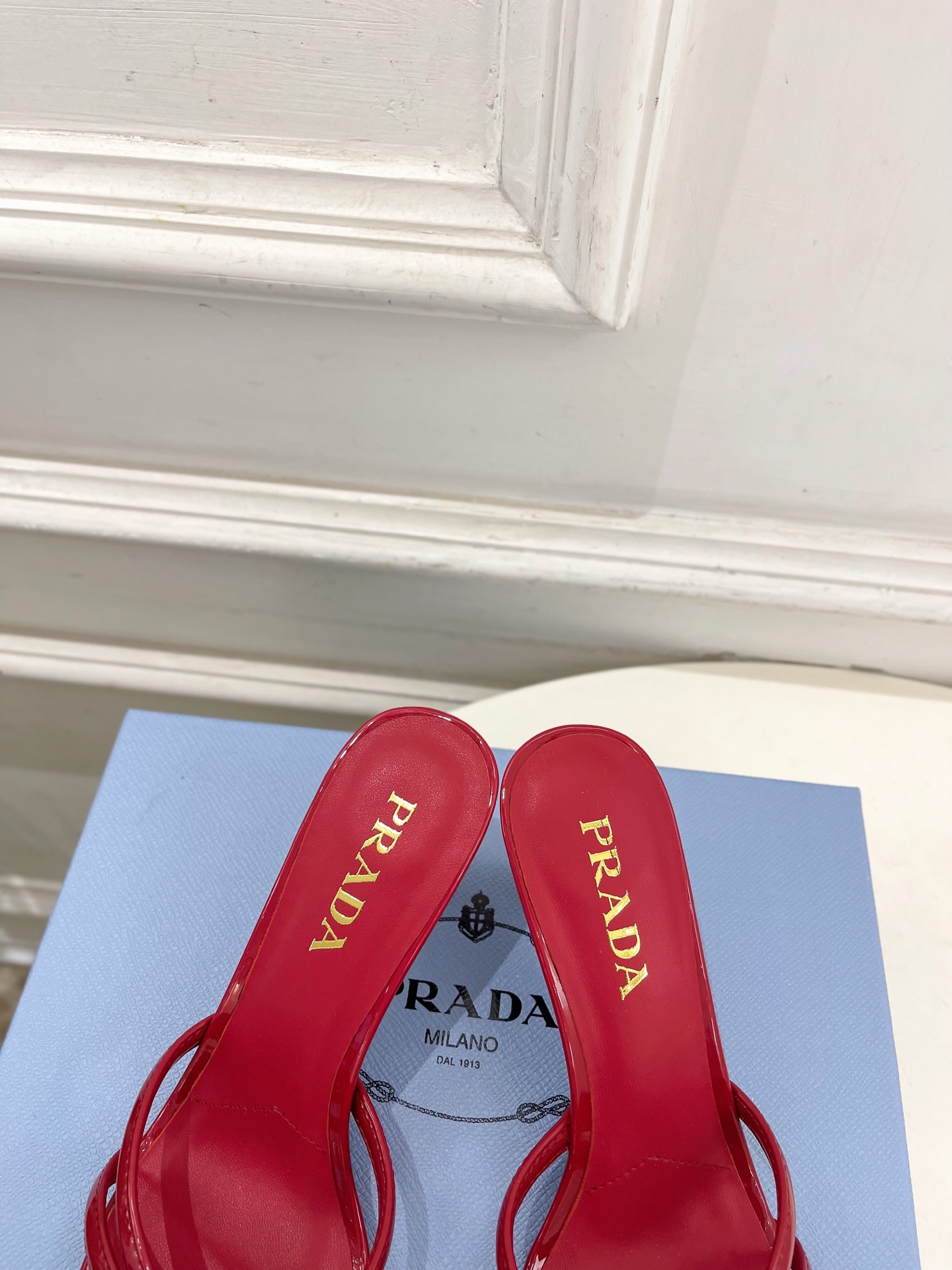 PRADA 普拉达  26𝐬𝐬 🌈2026春夏新品 专柜走秀款交叉带蝴蝶结高跟拖鞋 系列〰鞋面：原版高定