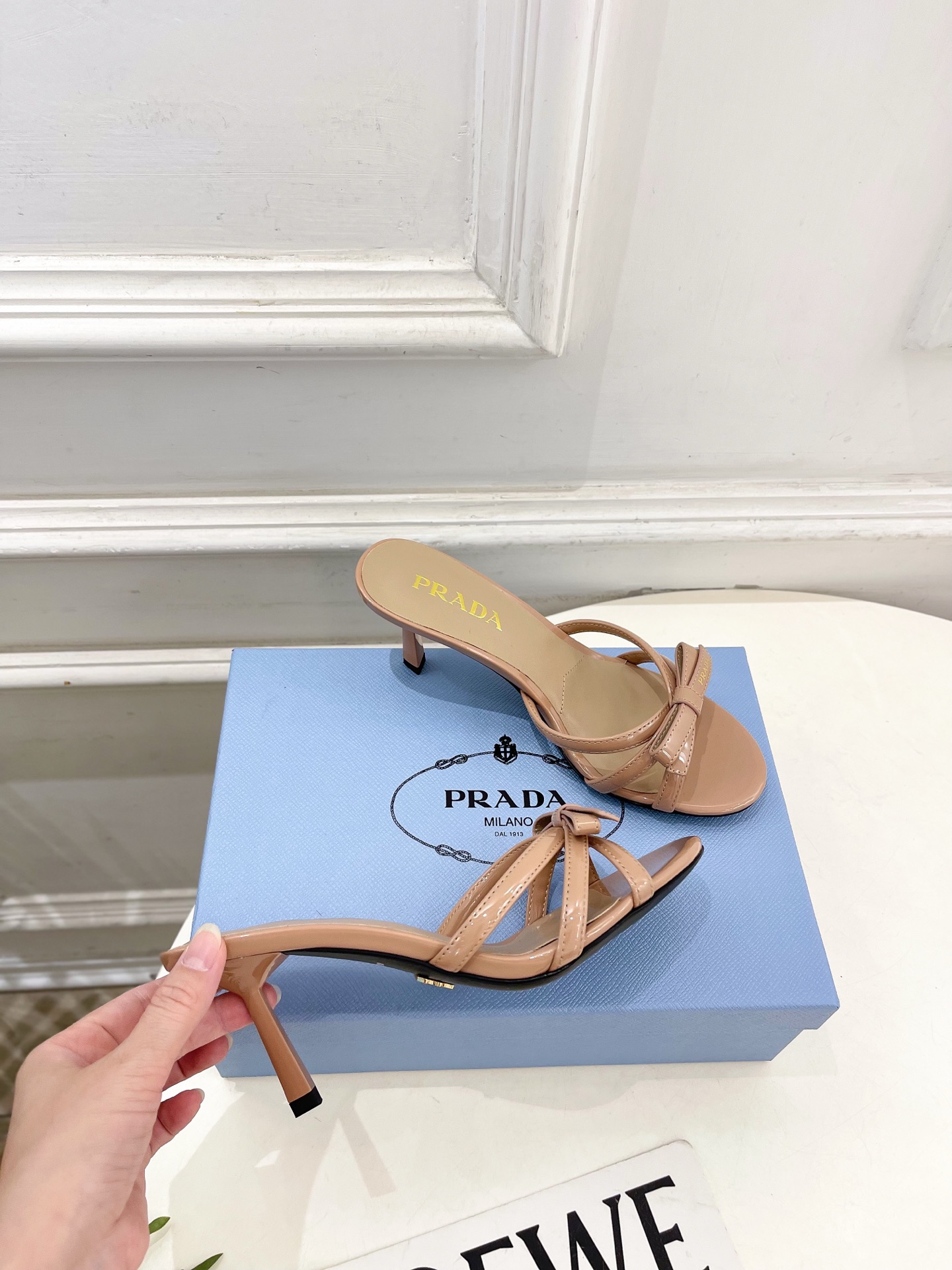 PRADA 普拉达 26𝐬𝐬 🌈2026春夏新品 专柜走秀款交叉带蝴蝶结高跟拖鞋 系列〰鞋面:原版高定 PRADA 普拉达 26𝐬𝐬 🌈2026春夏新品 专柜走秀款交叉带蝴蝶结高跟拖鞋 系列〰鞋面:原版高定