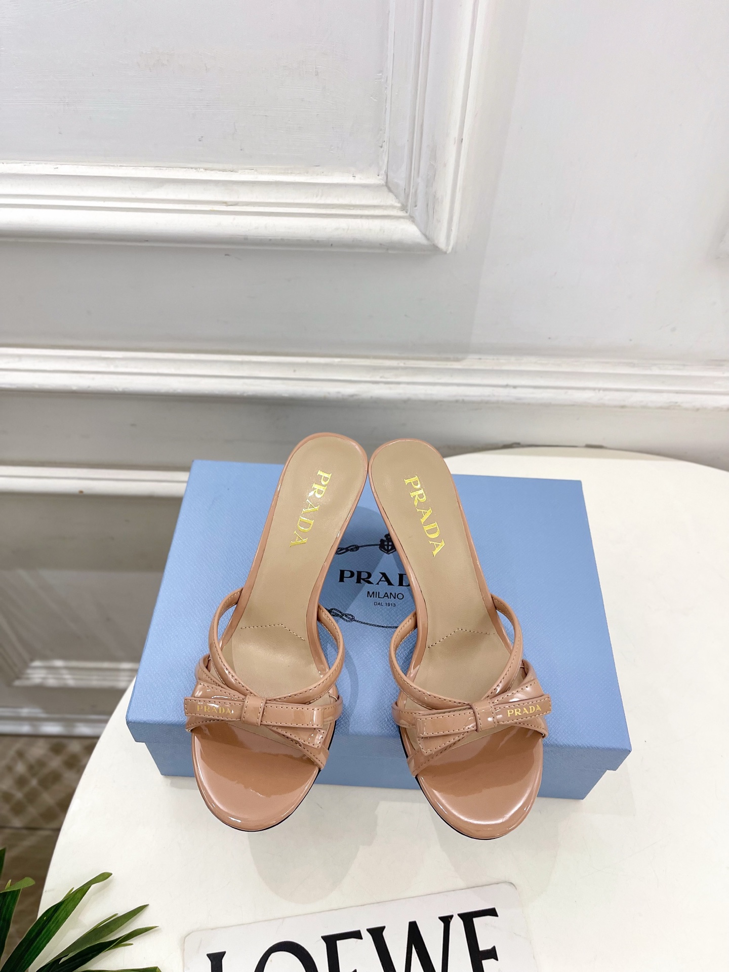 PRADA 普拉达  26𝐬𝐬 🌈2026春夏新品 专柜走秀款交叉带蝴蝶结高跟拖鞋 系列〰鞋面：原版高定