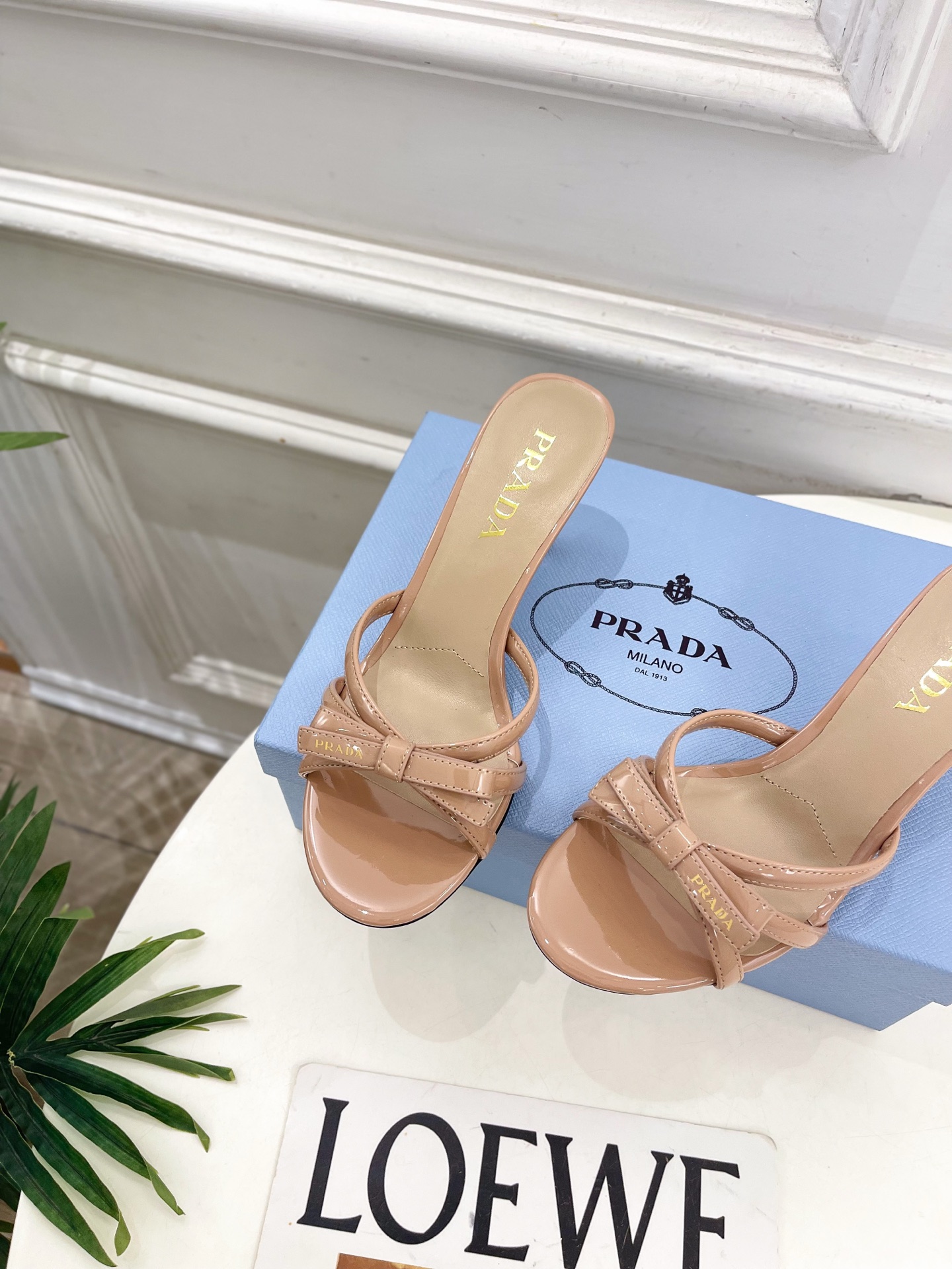 PRADA 普拉达 26𝐬𝐬 🌈2026春夏新品 专柜走秀款交叉带蝴蝶结高跟拖鞋 系列〰鞋面:原版高定 PRADA 普拉达 26𝐬𝐬 🌈2026春夏新品 专柜走秀款交叉带蝴蝶结高跟拖鞋 系列〰鞋面:原版高定