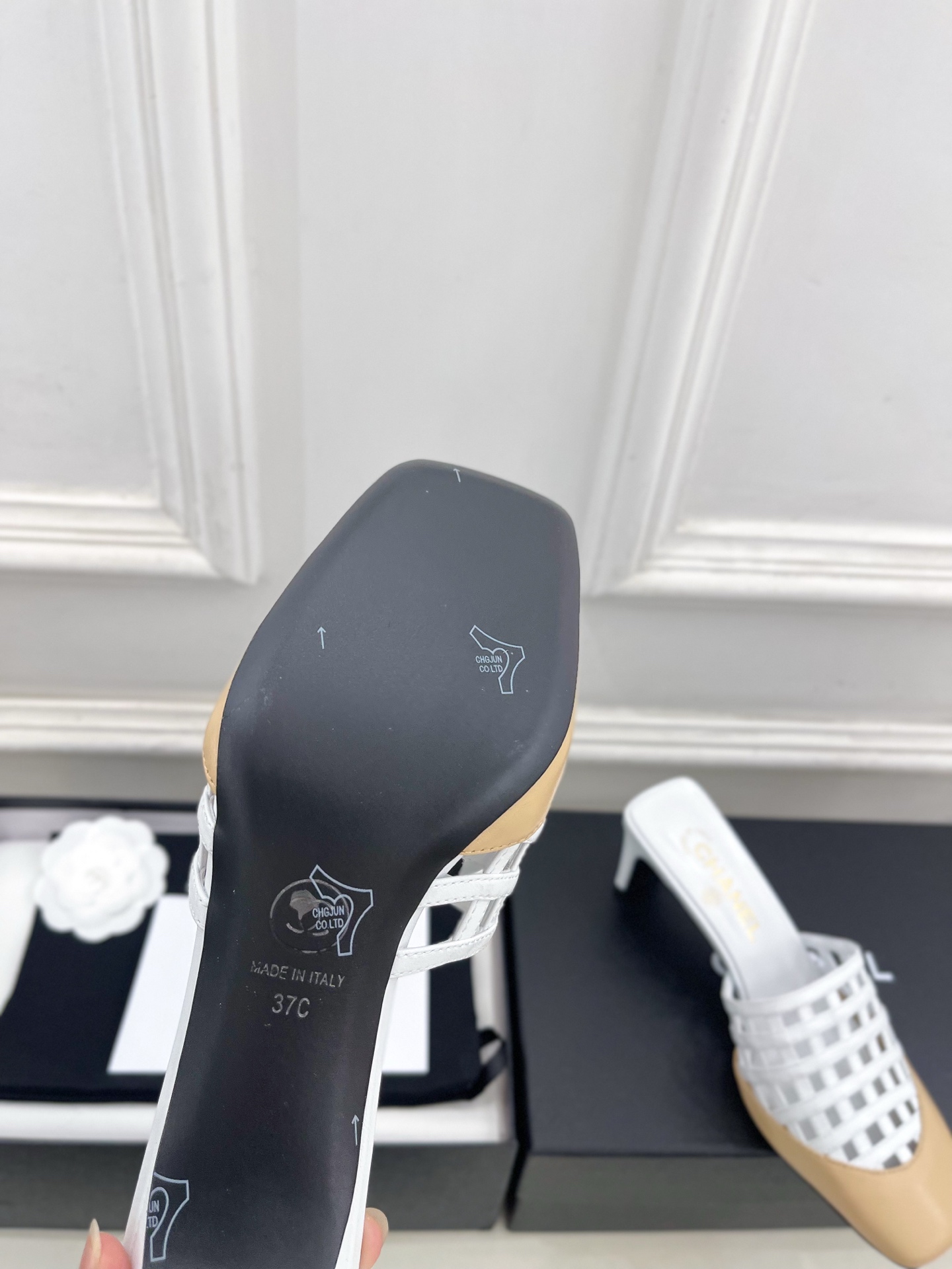 𝐂𝐇𝐀𝐍𝐄𝐋  | 小香  26𝐬𝐬 🦋2026 春夏新品  专柜经典走秀款 小香双C编织镂空方头半拖鞋