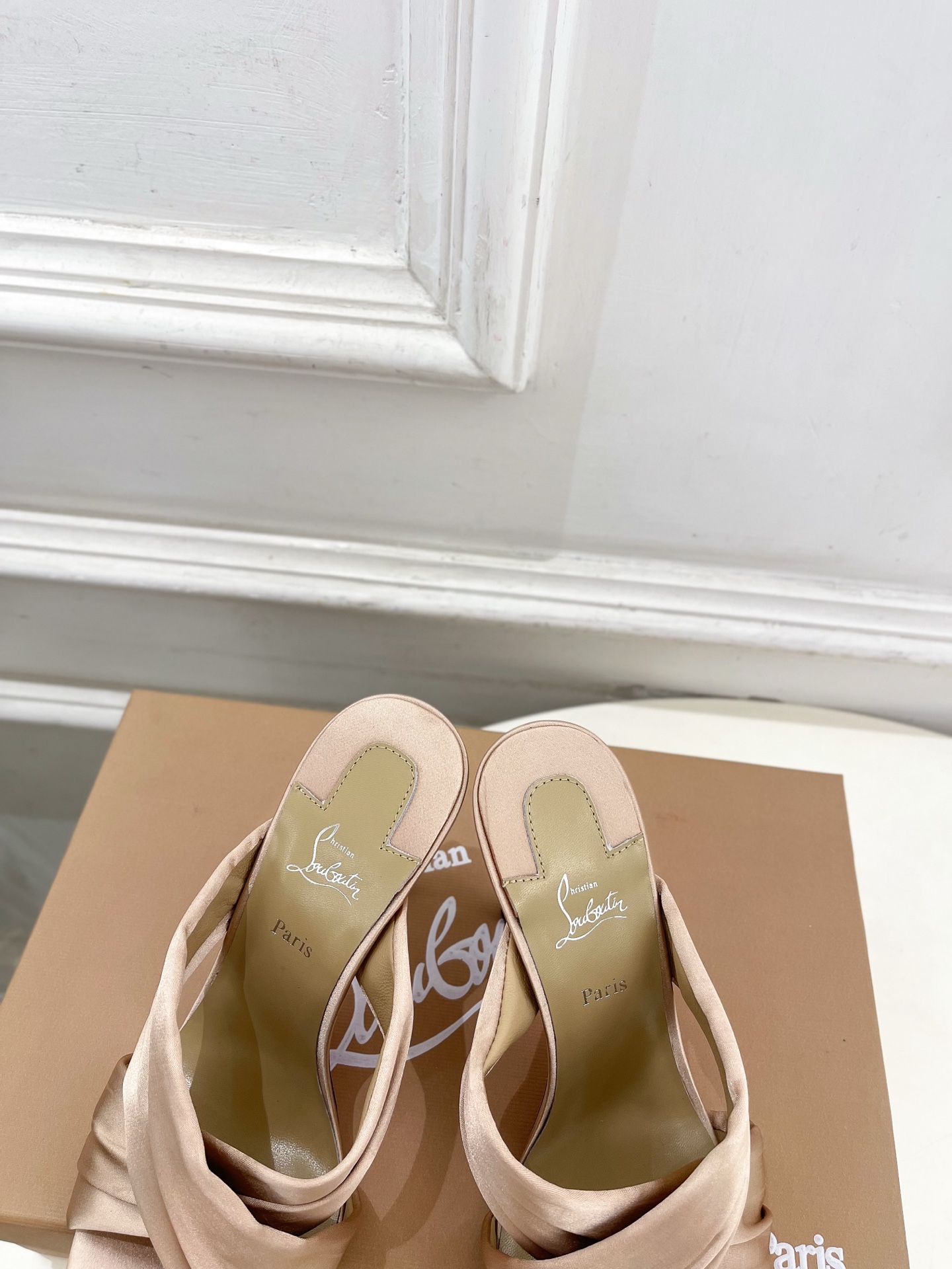 Christian Louboutin路铂廷 26ss✨ 2026春夏新品 CL彩色真丝褶皱交叉带高跟拖