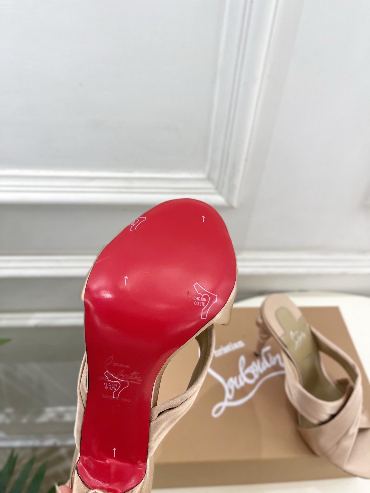 Christian Louboutin路铂廷 26ss✨ 2026春夏新品 CL彩色真丝褶皱交叉带高跟拖