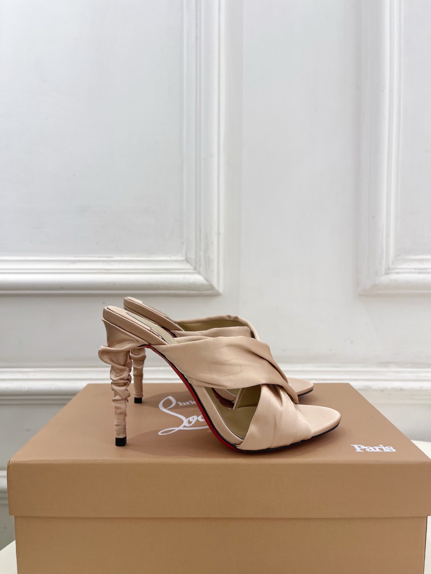 Christian Louboutin路铂廷 26ss✨ 2026春夏新品 CL彩色真丝褶皱交叉带高跟拖