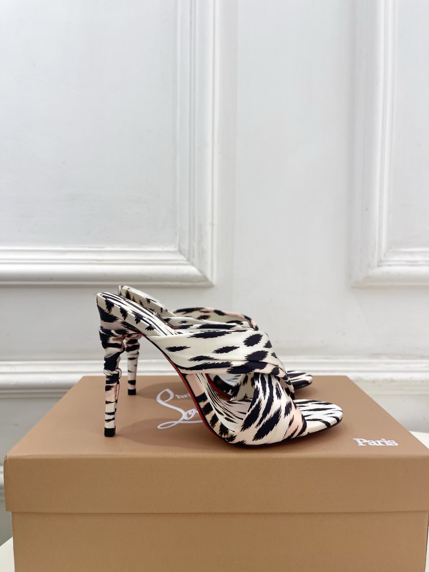 Christian Louboutin路铂廷 26ss✨ 2026春夏新品 CL彩色真丝褶皱交叉带高跟拖
