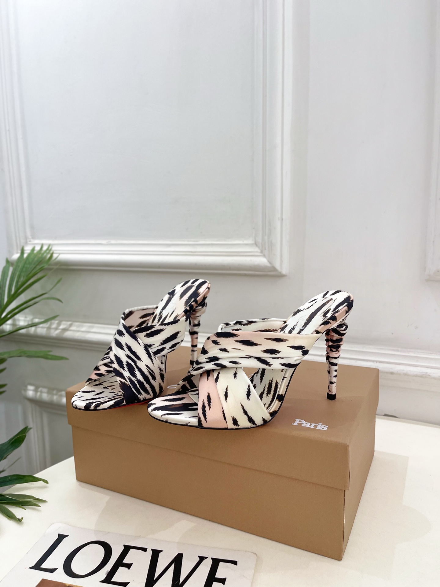 Christian Louboutin路铂廷 26ss✨ 2026春夏新品 CL彩色真丝褶皱交叉带高跟拖