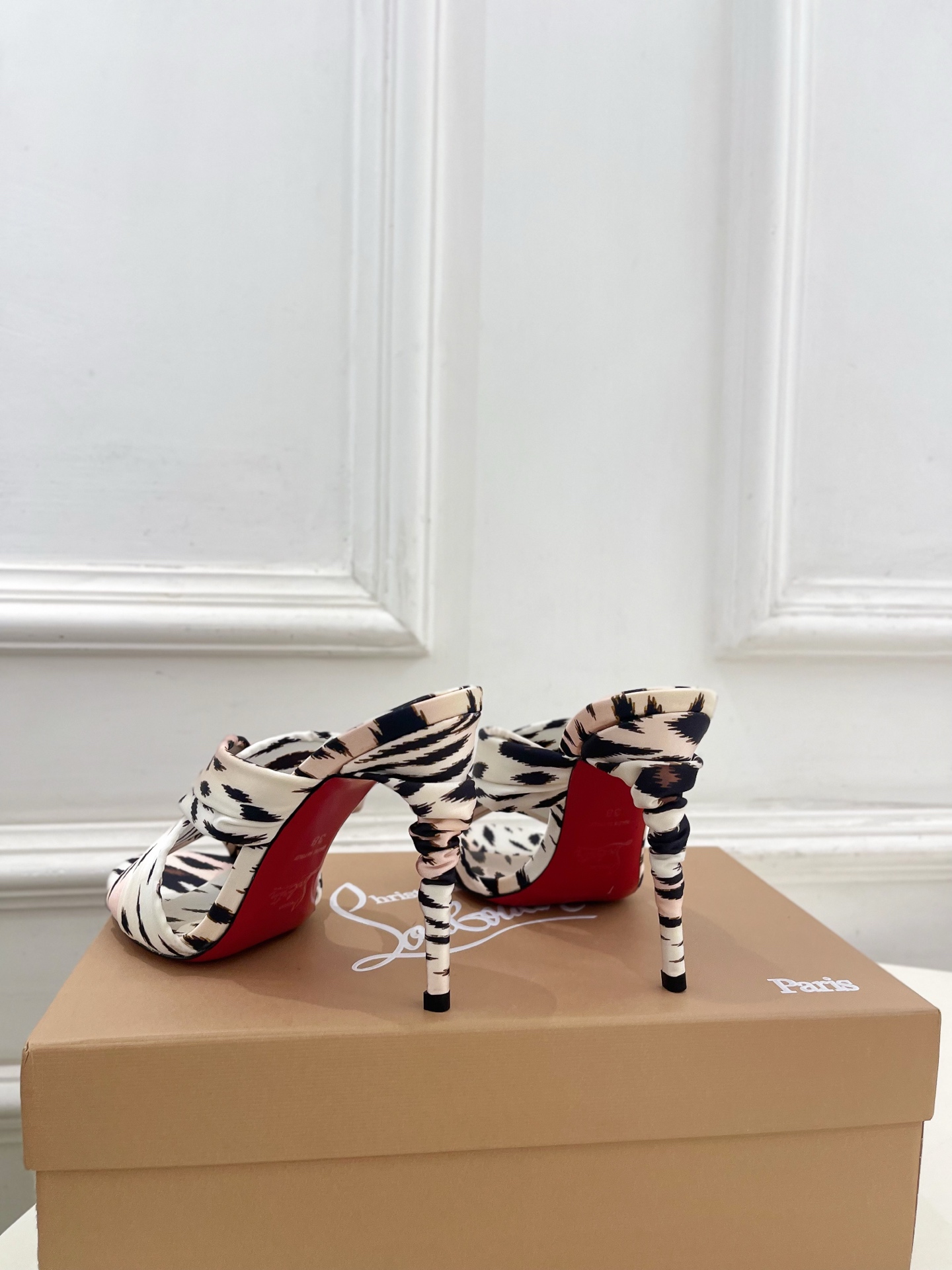 Christian Louboutin路铂廷 26ss✨ 2026春夏新品 CL彩色真丝褶皱交叉带高跟拖