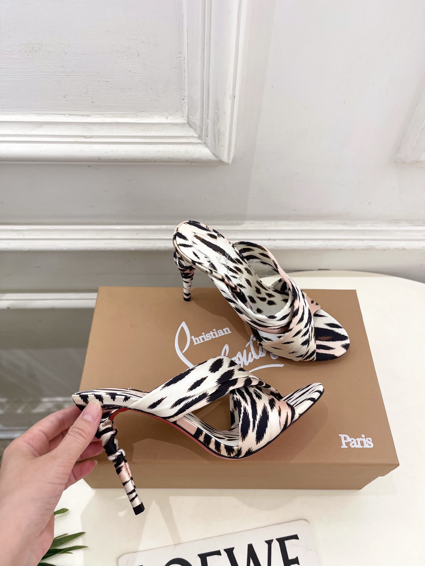 Christian Louboutin路铂廷 26ss✨ 2026春夏新品 CL彩色真丝褶皱交叉带高跟拖