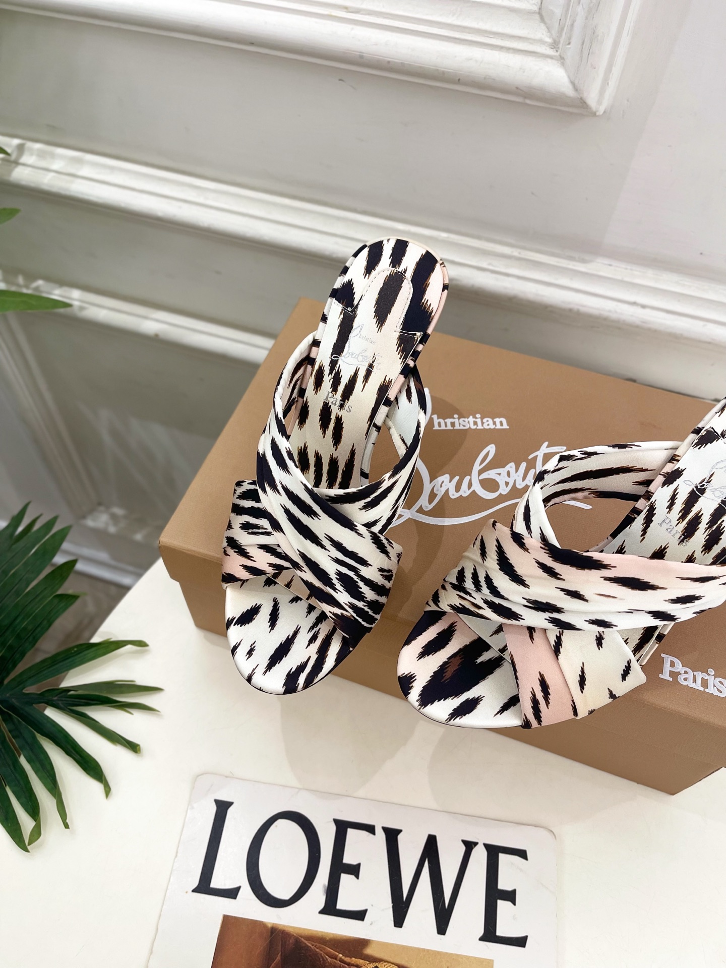 Christian Louboutin路铂廷 26ss✨ 2026春夏新品 CL彩色真丝褶皱交叉带高跟拖