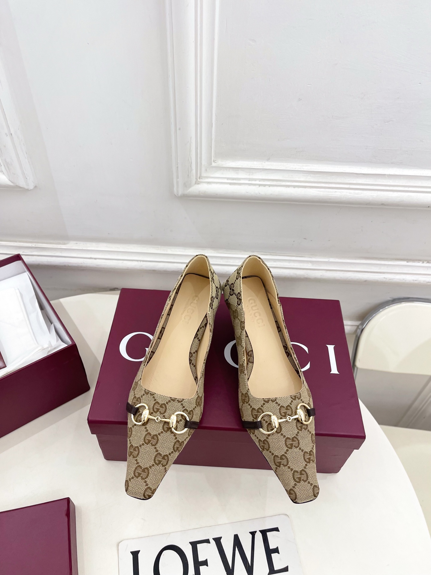 NO:868233,Gucci | Gucci 26 G’s main series is finally released, and the products are worth looking forward to!  Original classics create new designs 2026 spring and summer new products Vittoria series horsebit pumps small square toe back-stepping shoes purchasing agent level!  Full of high-end feel!  A favorite among bloggers at home and abroad, it is retro and fashionable, easy to wear and looks great on your feet!  BS official website mainly recommends, new colors are constantly updated ━━━━━ t ━━━━━ Upper highly customized imported cowhide/GG cloth Lining: imported sheepskin lining Outsole Italian imported genuine leather outsole Heel height flat/5.5cm Shoe size: 35-39 (40.41. can be customized)  No. 2605004, single shoes, gucci, gucci, gucci, cowhide, sheepskin, Leather soles19860909Gucci | 古驰 26  G家 主打系列终于面世,狠货值得期待！原有的经典 创造新设计 2026春夏新品 vittoria系列马衔扣浅口鞋 小方头后踩单鞋 代购级别！高级感十足！国内外博主刷爆的一款,复古又时髦 穿搭简便 上脚美炸了！BS官网主推,新色持续更新 ━━━━━ t ━━━━━ 鞋面高定制进口牛皮/GG布  内里: 进口羊皮里 大底意大利进口真皮大底 跟高平底/5.5cm 鞋码: 35-39（40.41.可定制）  编号2605004,单鞋,gucci,gucci,gucci,cowhide,sheepskin,Leather soles,Women's Shoes