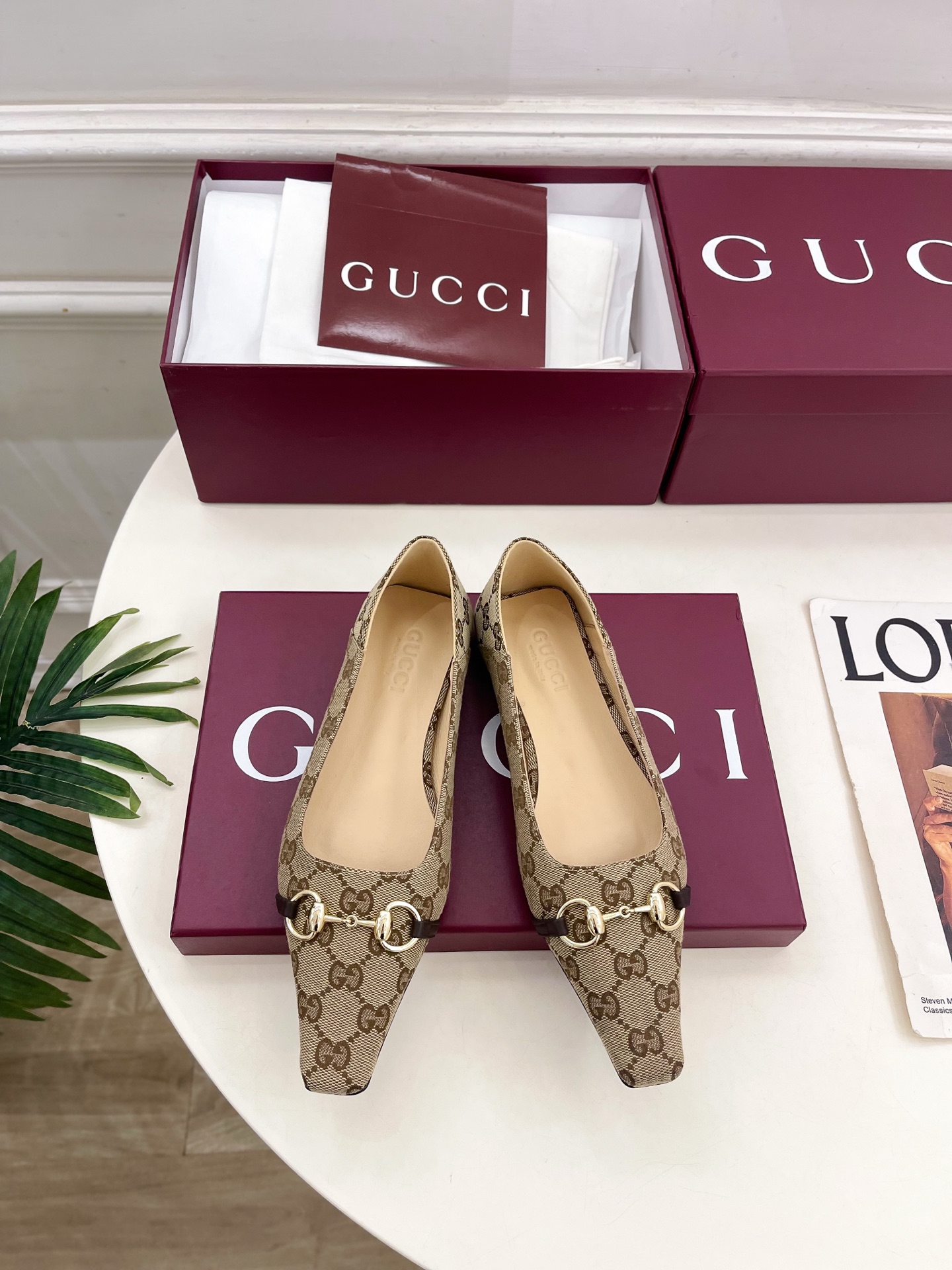 NO:868297,Gucci | Gucci 26 G’s main series is finally released, and the products are worth looking forward to!  Original classics create new designs 2026 spring and summer new products Vittoria series horsebit pumps small square toe back-stepping shoes purchasing agent level!  Full of high-end feel!  A favorite among bloggers at home and abroad, it is retro and fashionable, easy to wear and looks great on your feet!  BS official website mainly recommends, new colors are constantly updated ━━━━━ t ━━━━━ Upper highly customized imported cowhide/GG cloth Lining: imported sheepskin lining Outsole Italian imported genuine leather outsole Heel height flat/5.5cm Shoe size: 35-39 (40.41. can be customized)  No. 2605004, single shoes, gucci, gucci, gucci, cowhide, sheepskin, Leather soles19860909Gucci | 古驰 26  G家 主打系列终于面世,狠货值得期待！原有的经典 创造新设计 2026春夏新品 vittoria系列马衔扣浅口鞋 小方头后踩单鞋 代购级别！高级感十足！国内外博主刷爆的一款,复古又时髦 穿搭简便 上脚美炸了！BS官网主推,新色持续更新 ━━━━━ t ━━━━━ 鞋面高定制进口牛皮/GG布  内里: 进口羊皮里 大底意大利进口真皮大底 跟高平底/5.5cm 鞋码: 35-39（40.41.可定制）  编号2605004,单鞋,gucci,gucci,gucci,cowhide,sheepskin,Leather soles,Women's Shoes