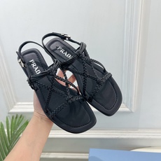 PRADA 普拉达 26𝐬𝐬 🌈2026春夏新品 专柜走秀款复古编织罗马平底凉鞋 系列〰鞋面:原版高定 PRADA 普拉达 26𝐬𝐬 🌈2026春夏新品 专柜走秀款复古编织罗马平底凉鞋 系列〰鞋面:原版高定