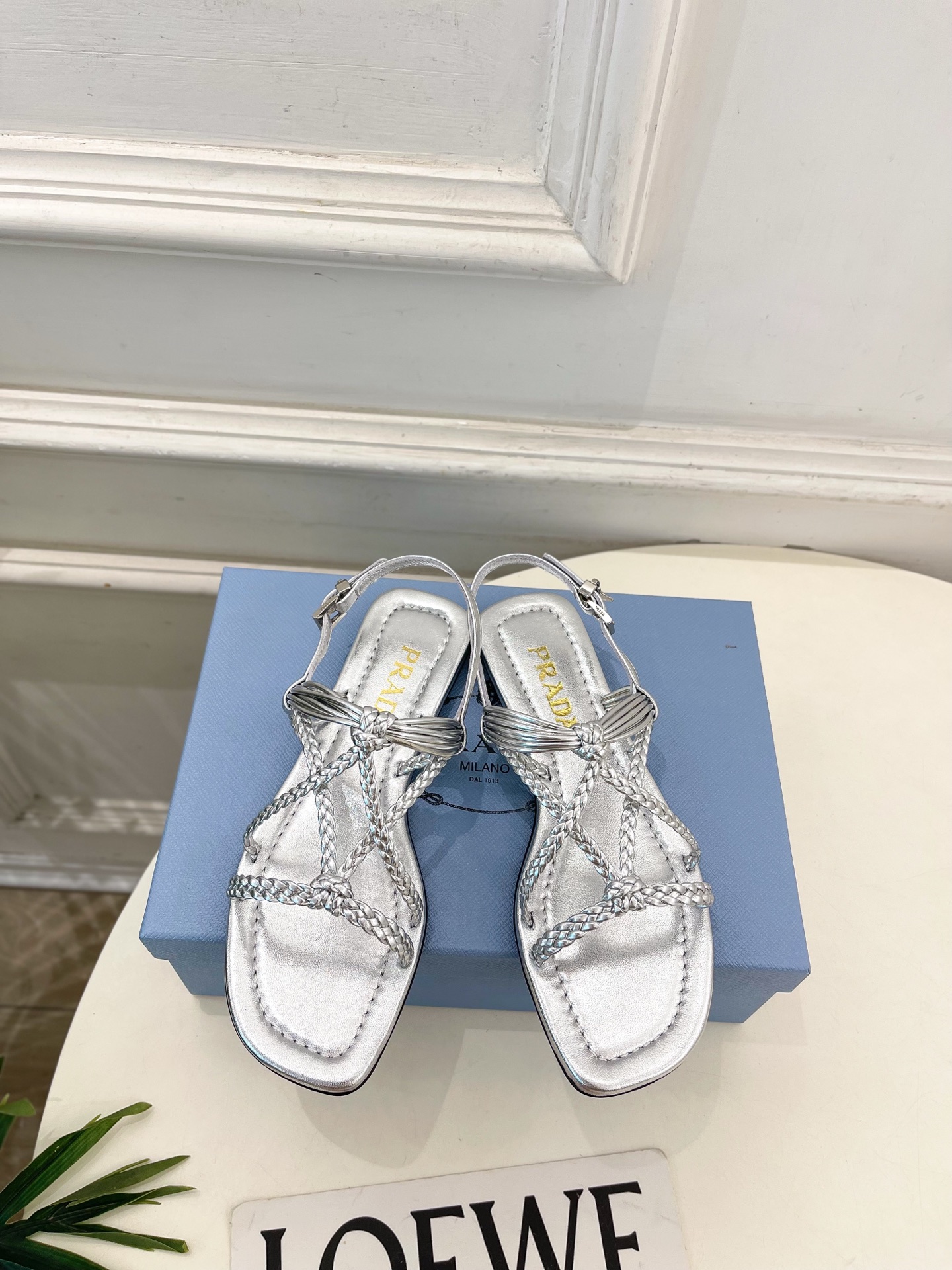 PRADA 普拉达  26𝐬𝐬 🌈2026春夏新品 专柜走秀款复古编织罗马平底凉鞋 系列〰鞋面：原版高定