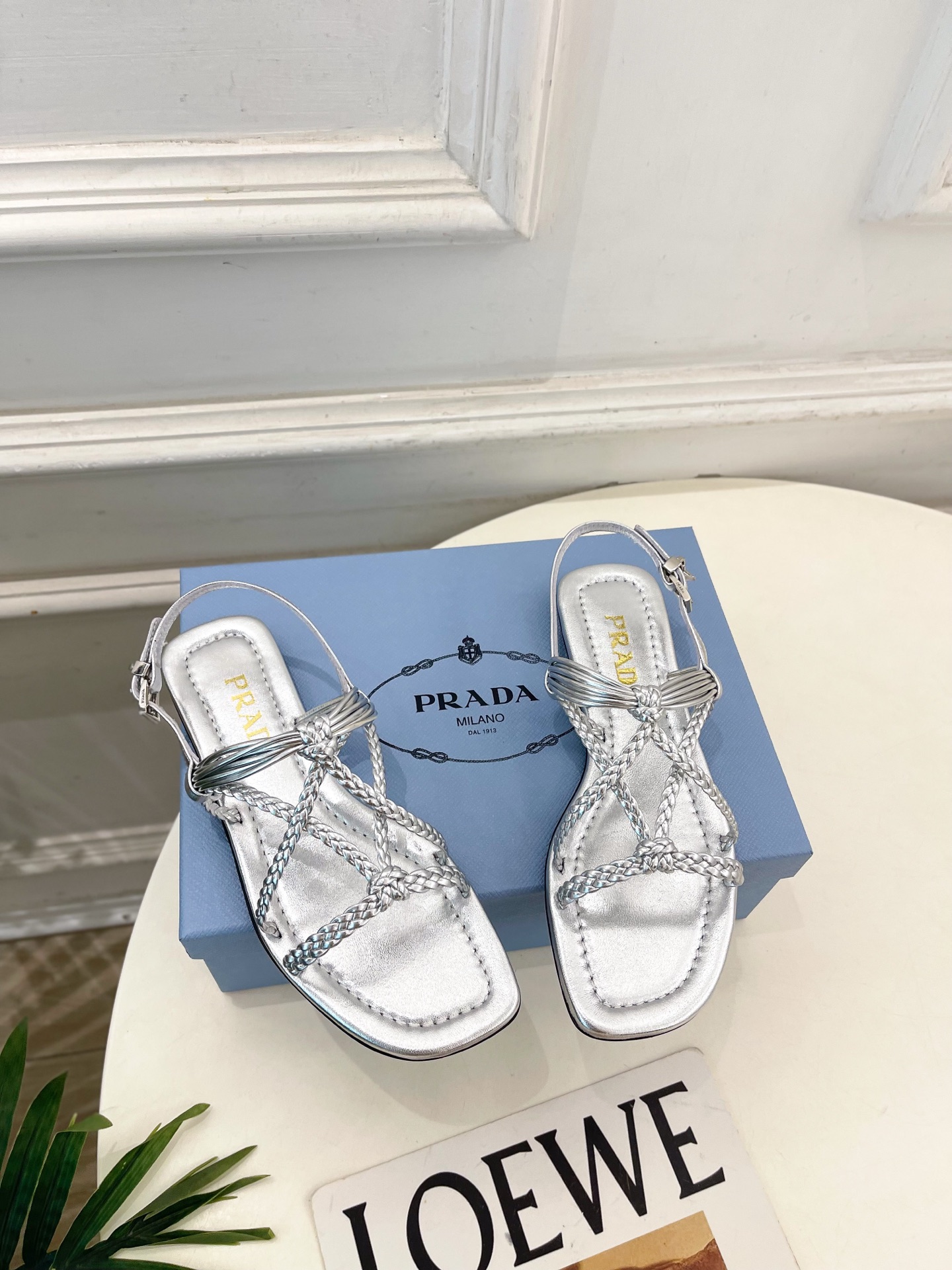 PRADA 普拉达 26𝐬𝐬 🌈2026春夏新品 专柜走秀款复古编织罗马平底凉鞋 系列〰鞋面:原版高定 PRADA 普拉达 26𝐬𝐬 🌈2026春夏新品 专柜走秀款复古编织罗马平底凉鞋 系列〰鞋面:原版高定