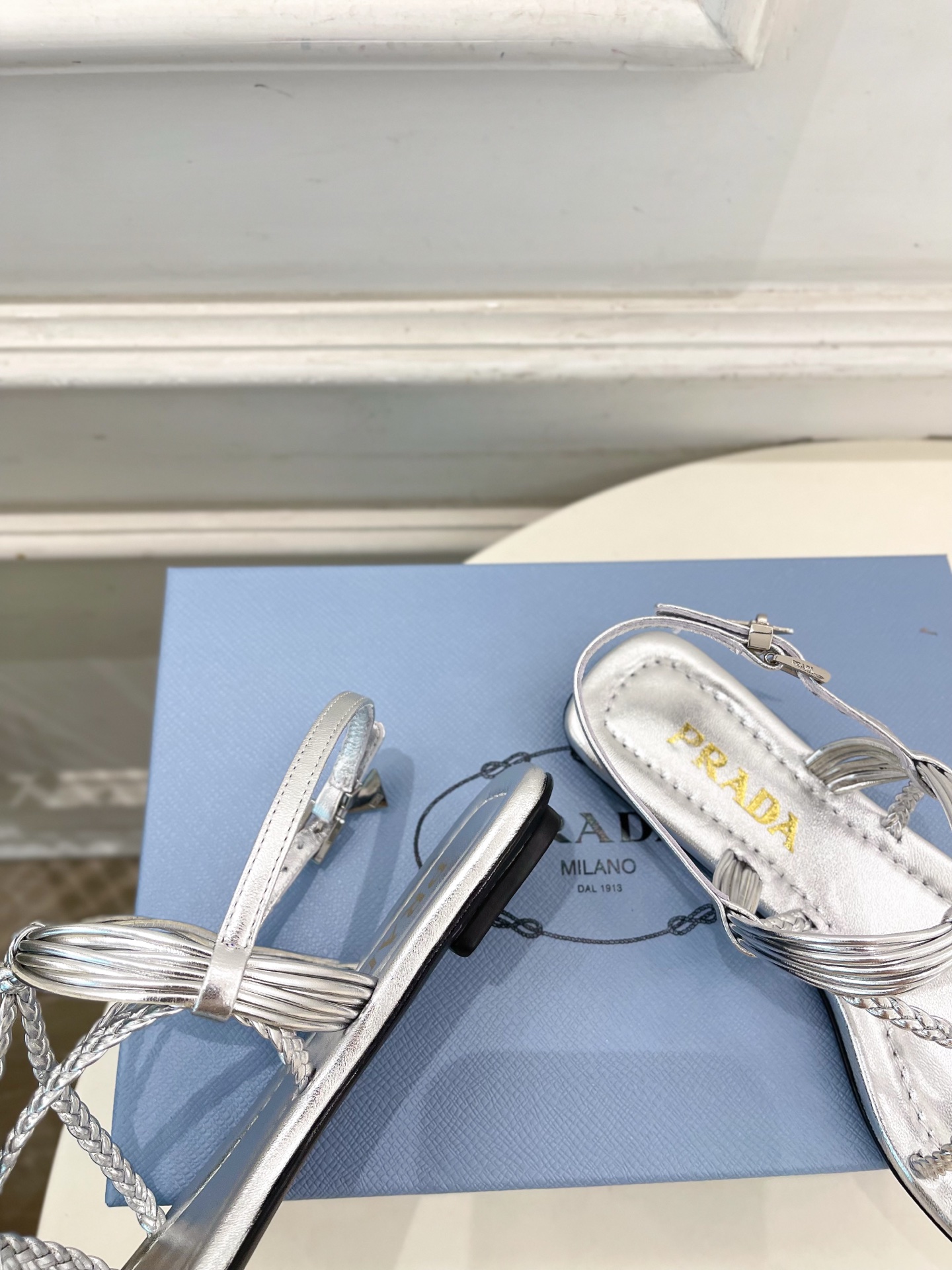 PRADA 普拉达 26𝐬𝐬 🌈2026春夏新品 专柜走秀款复古编织罗马平底凉鞋 系列〰鞋面:原版高定 PRADA 普拉达 26𝐬𝐬 🌈2026春夏新品 专柜走秀款复古编织罗马平底凉鞋 系列〰鞋面:原版高定