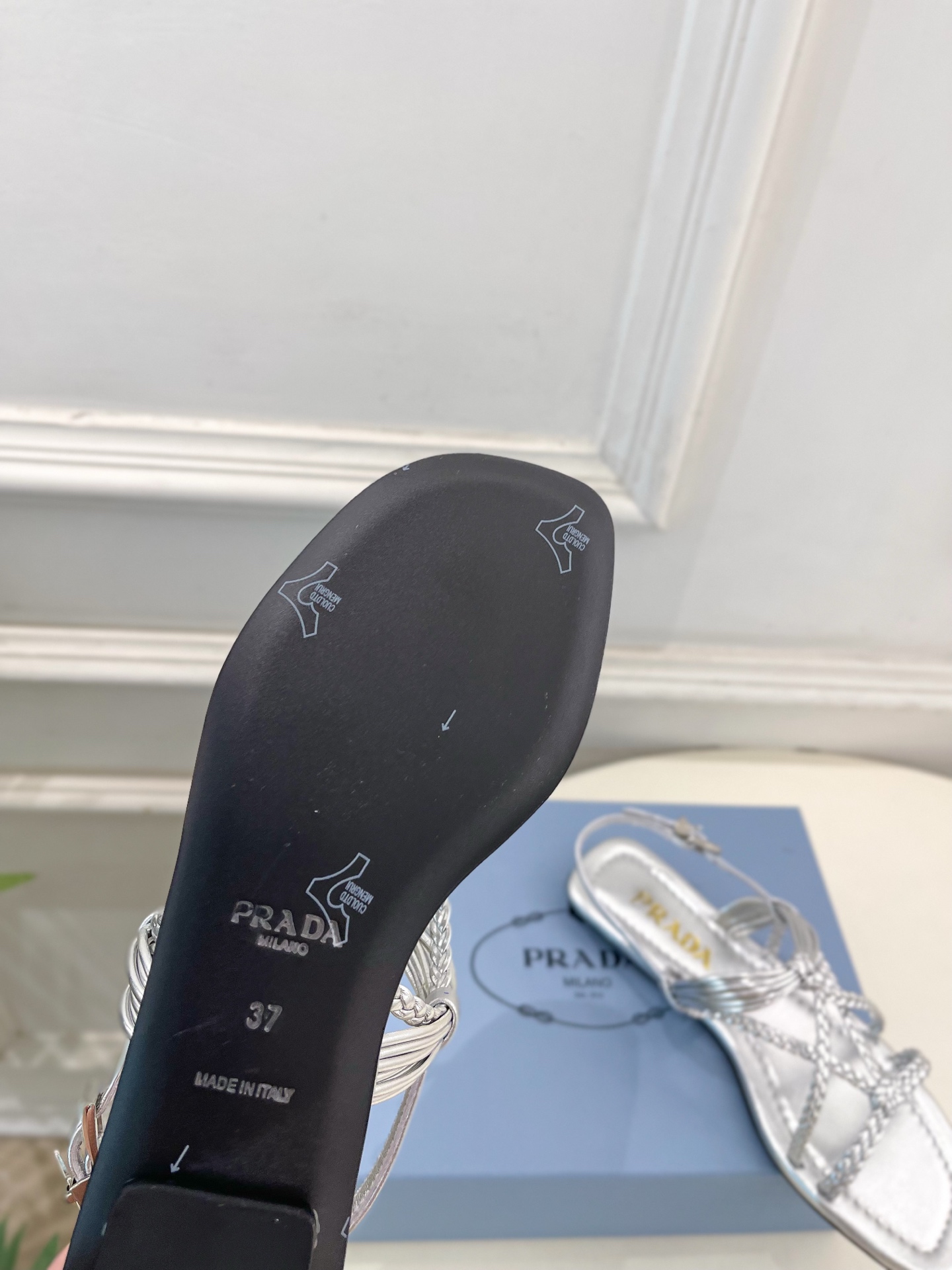 PRADA 普拉达 26𝐬𝐬 🌈2026春夏新品 专柜走秀款复古编织罗马平底凉鞋 系列〰鞋面:原版高定 PRADA 普拉达 26𝐬𝐬 🌈2026春夏新品 专柜走秀款复古编织罗马平底凉鞋 系列〰鞋面:原版高定