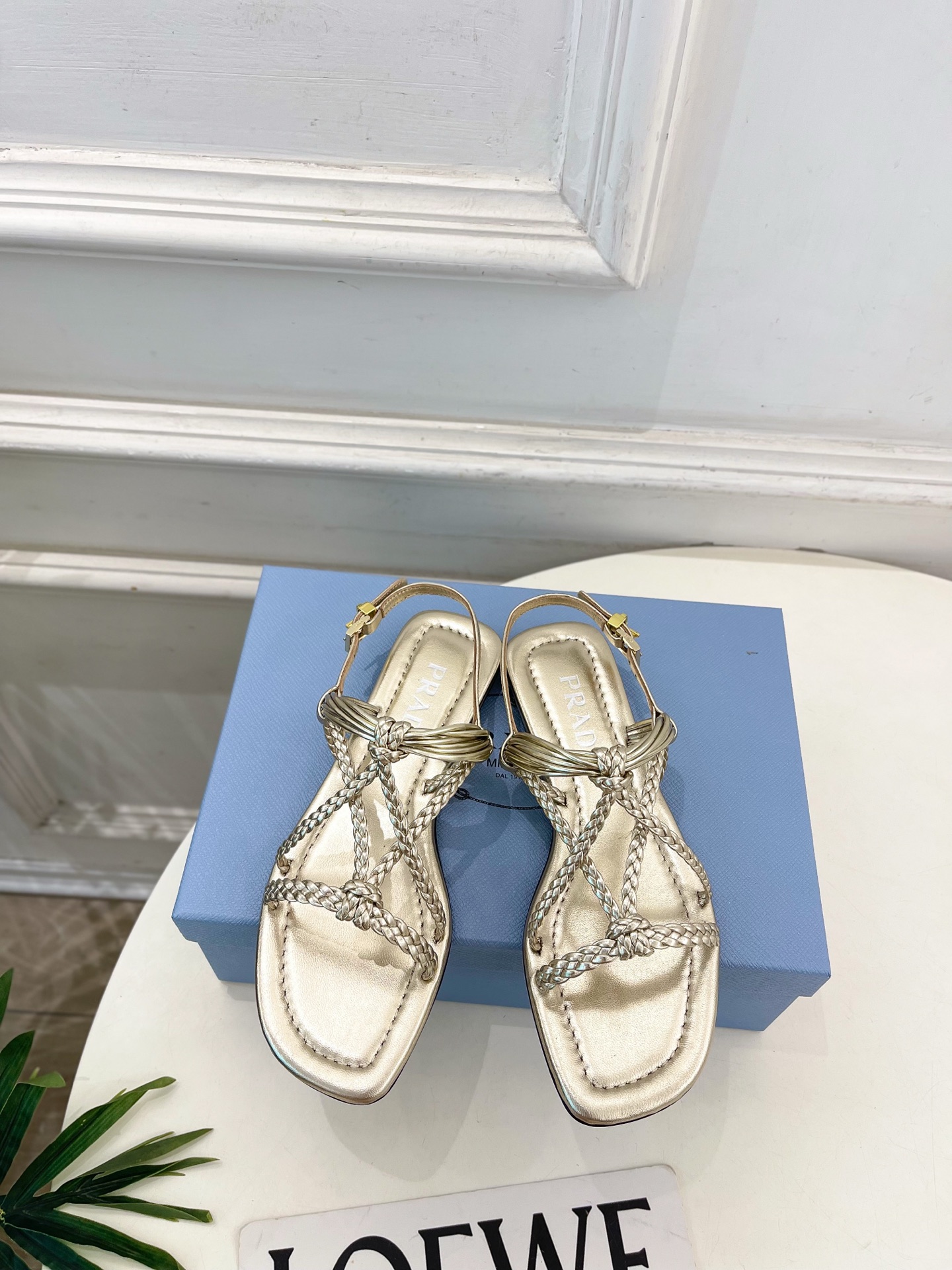 NO:868221,PRADA 26 2026 spring and summer new products Counter catwalk style retro woven Roman flat sandals series Original high-customized leather uppers Imported water-dyed sheepskin lining Outsole Original Italian leather outsole High flat heel Shoe size: 35-39 (40.41. Customized, non-refundable) (Original airplane box 10)  No. 2605045, sandals, prada, prada, sandals, sheepskin, Leather soles19860909PRADA 普拉达 26 2026春夏新品 专柜走秀款复古编织罗马平底凉鞋 系列 鞋面原版高定制皮料 内里进口水染羊皮 大底原版意大利真皮大底 跟高平底 鞋码:35-39（40.41.定做不退换）（原版飞机盒10） 编号2605045,凉鞋,prada,prada,sandals,sheepskin,Leather soles,Women's Shoes