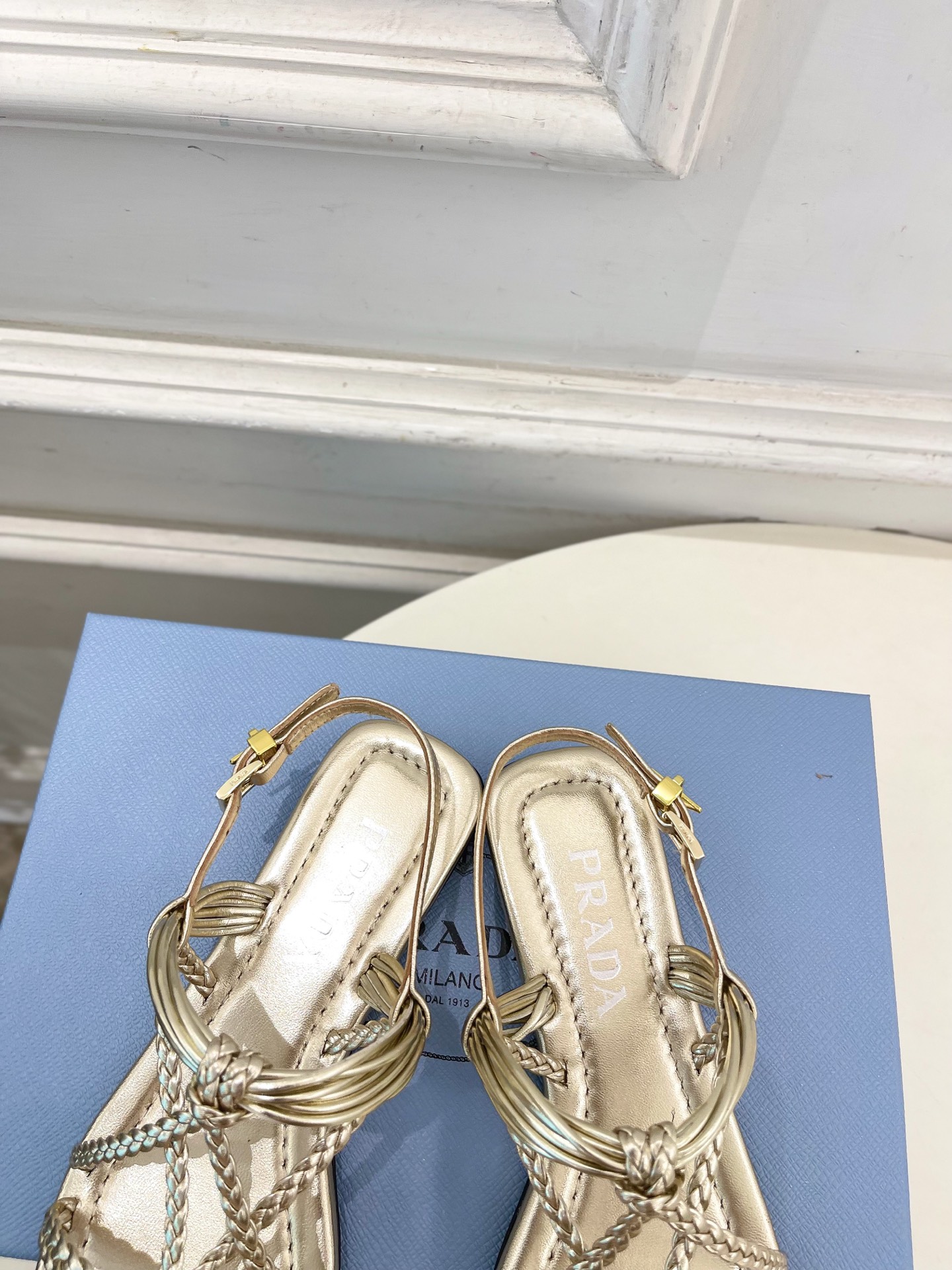 PRADA 普拉达 26𝐬𝐬 🌈2026春夏新品 专柜走秀款复古编织罗马平底凉鞋 系列〰鞋面:原版高定 PRADA 普拉达 26𝐬𝐬 🌈2026春夏新品 专柜走秀款复古编织罗马平底凉鞋 系列〰鞋面:原版高定
