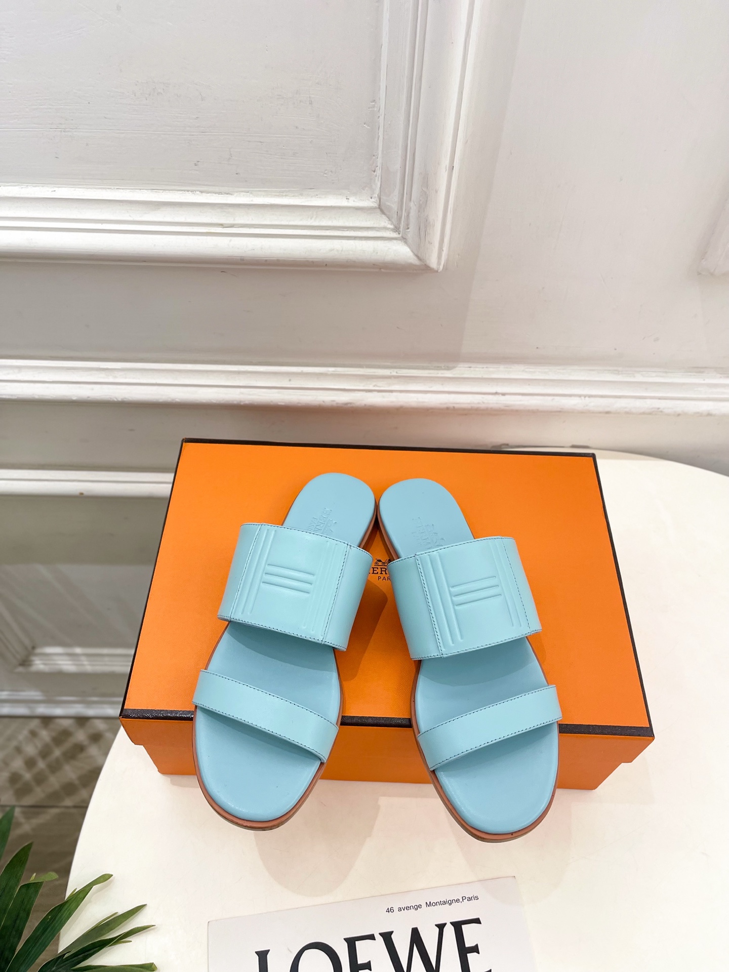 NO:868287,* Hermès 26 counter new products 2026 spring and summer hot model Mona embossed flat slippers series Original custom-made calfskin uppers Imported lambskin lining Outsole Original imported genuine leather outsole High flat sole Shoe size: 35-39 (custom-made 40, 41 non-returnable) No. 2605004, slippers, hermes, slippers, cowhide, sheepskin, Leather soles19860909* 爱玛仕 26 专柜新品 2026春夏爆款 Mona压花平底拖鞋 系列 鞋面原版特定制小牛皮 内里进口小羊皮内里 大底原版进口真皮大底 底高平底 鞋码:35-39（40、41定做不退换）  编号2605004,拖鞋,hermes,slippers,cowhide,sheepskin,Leather soles,Women's Shoes