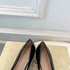 The row 2026春夏新品 TR极简猫跟尖头单鞋—————————作为这两年最受欢迎的设计师牌,设 The row 2026春夏新品 TR极简猫跟尖头单鞋—————————作为这两年最受欢迎的设计师牌,设