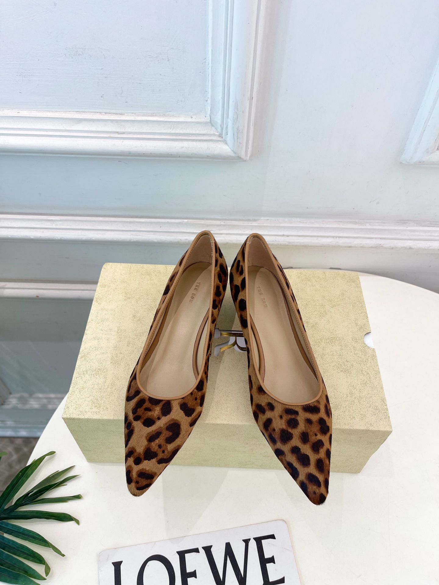 NO:868266,The row's 2026 spring and summer new product TR minimalist cat-heel pointed-toe shoes ———————— As the most popular designer brand in the past two years, the design is simple, the details are clever, fresh and refined!  If you don’t want to hit the streets with random styles, you can check out this brand. It’s relatively niche but is so easy to match. You can see this brand everywhere on Instagram and Xiaohongshu!  BS original version customized one to one!  Original custom-made lambskin/horse hair upper, original imported sheepskin lining, original imported leather outsole, heel height 3cm, size 35~39 (40.41 custom-made, non-returnable) No. 2605031, high heels, single shoes, high heels, sheepskin, Leather soles19860909The row 2026春夏新品 TR极简猫跟尖头单鞋 ————————— 作为这两年最受欢迎的设计师牌,设计简单、细节巧妙、清新脱俗！ 不想满大街撞款的可以看看这个品牌,比较小众却又是那么好搭配,ins、小红书随处可见这个品牌的身影 ！BS原版一比一定制！ 鞋面原版特定制小羊皮/马毛 内里原版进口羊皮 大底原版进口真皮大底 跟高3cm 码数35~39(40.41订做不退换） 编号2605031,高跟鞋单鞋,high heels,sheepskin,Leather soles,Women's Shoes