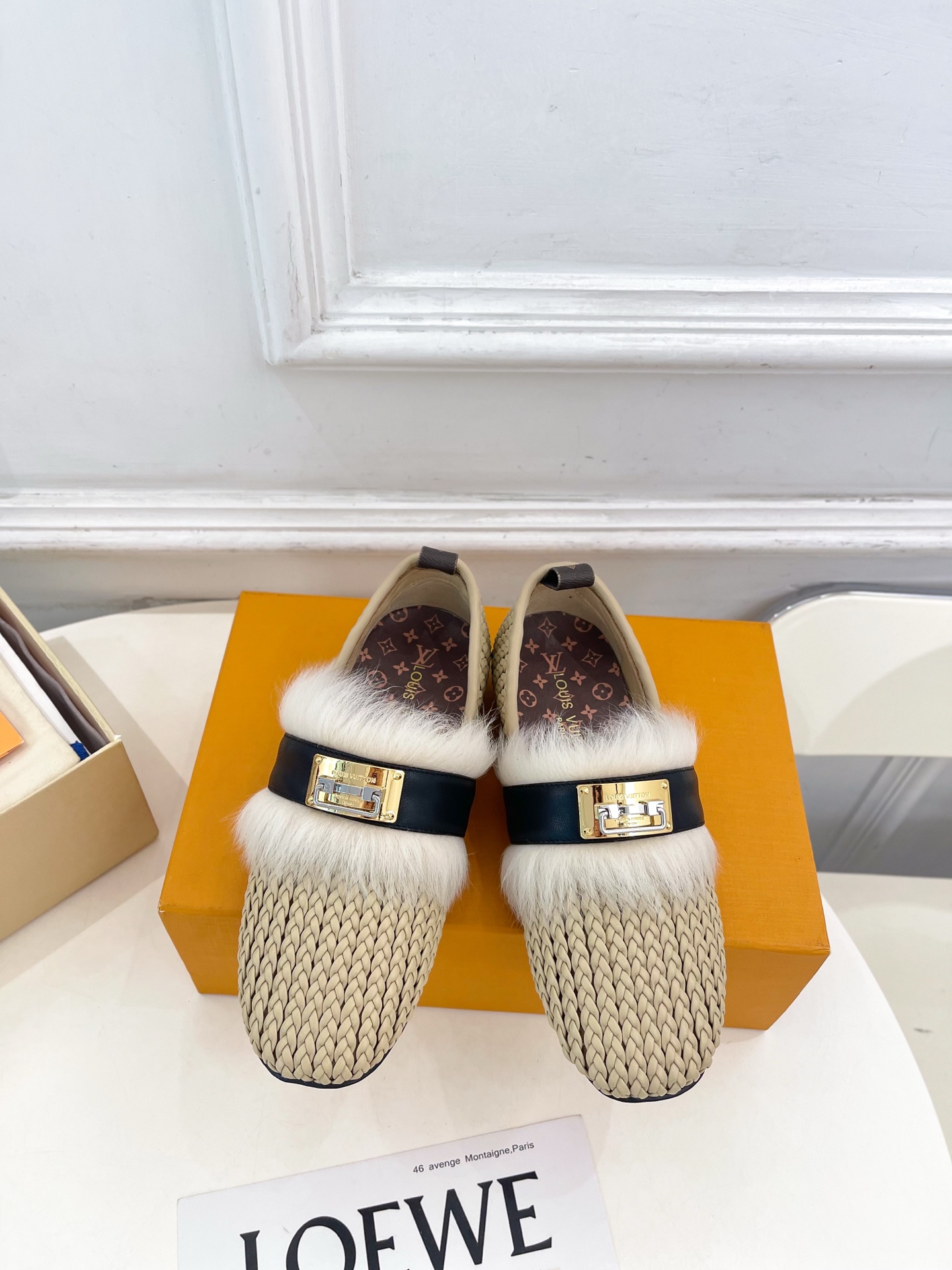 NO:868232,LV | Louis Vuitton 26 2026 spring and summer new models. The top version is the same as the original version. The counter focuses on the latest LV HAVEN woven furry flat shoes. Hard goods are new. BS purchasing level!  Full of high-end feel!  A popular model among bloggers at home and abroad, it is retro, fashionable and looks great on your feet!  The official website's main recommendation★ ━━━━━t ━━━━━ Original high-custom woven upper, imported sheepskin lining, outsole, original molded custom anti-slip outsole, high flat heel, shoe size: 35-39 (customized in 40 units, non-returnable) No. 2605005, loafers, louis vuitton, louis  vuitton,loafers,flats,sheepskin19860909LV | 路易威登 26 2026春夏新款 顶级版本原版一致 专柜主打最新款 LV HAVEN 编织毛毛平底鞋 硬货上新 BS代购级别！高级感十足！国内外博主刷爆的一款,复古又时髦上脚美炸了！官网主推款★ ━━━━━ t ━━━━━ 鞋面原版高定制编织面 内里进口羊皮里 大底原版开模定制防滑大底 跟高平底 鞋码: 35-39（40定制不退换） 编号2605005,乐福鞋,louis vuitton,louis vuitton,loafers,flats,sheepskin,Women's Shoes