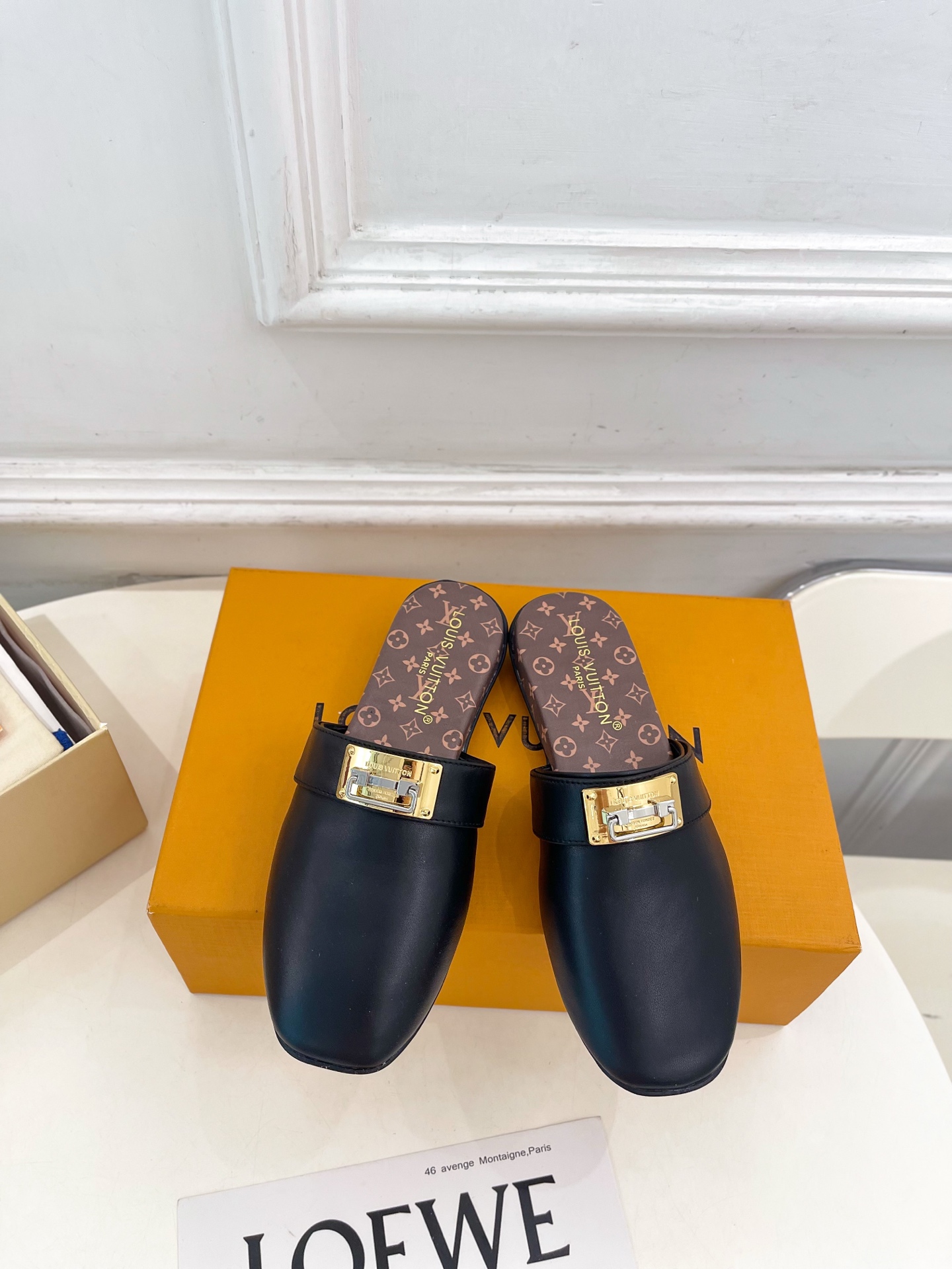 NO:868220,LV | Louis Vuitton 26 2026 spring and summer new models. The top version is the same as the original version. The counter focuses on the latest model LV HAVEN woven flat bottom slingback semi-drag. New hard goods. BS purchasing level!  Full of high-end feel!  A popular model among bloggers at home and abroad, it is retro, fashionable and looks great on your feet!  The official website's main recommendation★ ━━━━━ t ━━━━━ Original high-customized cowhide leather/woven lining for the upper, imported sheepskin lining for the outsole, original molded custom non-slip outsole, high flat heel, shoe size: 35-39 (customized in 40 units, non-refundable) No. 2605005, half drag, louis vuitton, louis  vuitton,cowhide,sheepskin19860909LV | 路易威登 26 2026春夏新款 顶级版本原版一致 专柜主打最新款 LV HAVEN编织平底露跟半拖 硬货上新 BS代购级别！高级感十足！国内外博主刷爆的一款,复古又时髦上脚美炸了！官网主推款★ ━━━━━ t ━━━━━ 鞋面原版高定制牛皮面/编织面 内里进口羊皮里 大底原版开模定制防滑大底 跟高平底 鞋码: 35-39（40定制不退换） 编号2605005,半拖,louis vuitton,louis vuitton,cowhide,sheepskin,Women's Shoes