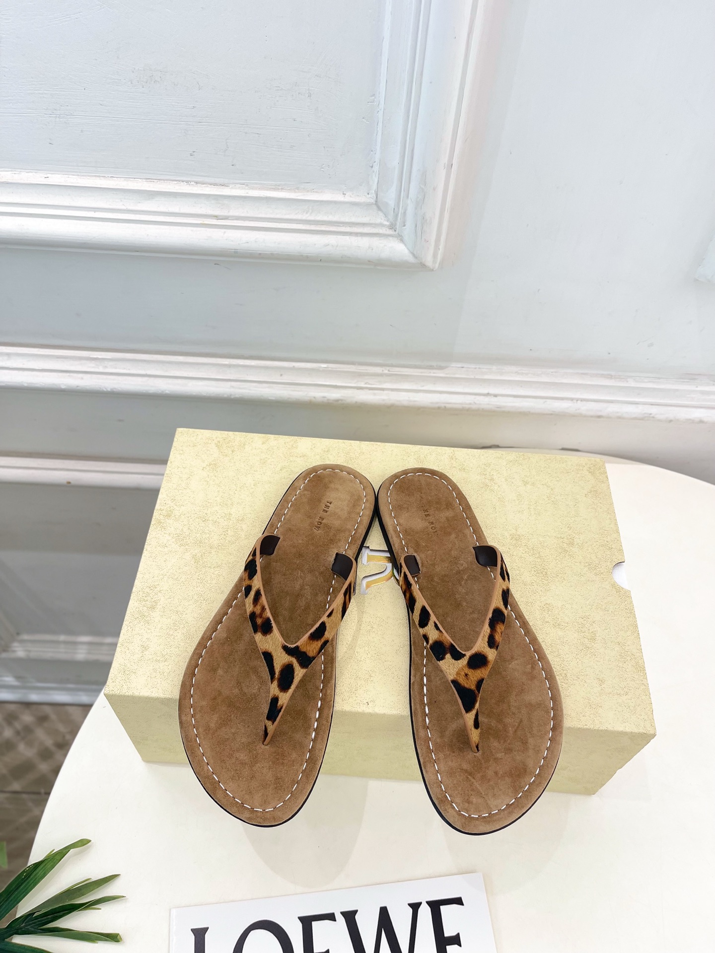 NO:868939,The row 2026 spring and summer new product TR minimalist beach flip-flops ———————— As the most popular designer brand in the past two years, the design is simple, the details are clever, fresh and refined!  If you don’t want to hit the streets with random styles, you can check out this brand. It’s relatively niche but is so easy to match. You can see this brand everywhere on Instagram and Xiaohongshu!  BS original version customized one to one!  Original custom-made cowhide/sheep/horse hair upper, original imported sheepskin lining, original molded non-slip outsole, high flat heel, code number 35~39 (40. Customized, non-returnable) No. 2606031, split-toe shoes, slippers, cowhide, sheepskin, sheep19860909The row 2026春夏新品 TR极简沙滩夹脚人字拖鞋 ————————— 作为这两年最受欢迎的设计师牌,设计简单、细节巧妙、清新脱俗！ 不想满大街撞款的可以看看这个品牌,比较小众却又是那么好搭配,ins、小红书随处可见这个品牌的身影 ！BS原版一比一定制！ 鞋面原版特定制牛皮/羊猄/马毛 内里原版进口羊皮 大底原版开模防滑大底 跟高平底  码数35~39(40.订做不退换） 编号2606031,分趾鞋,slippers,cowhide,sheepskin,sheep,Women's Shoes