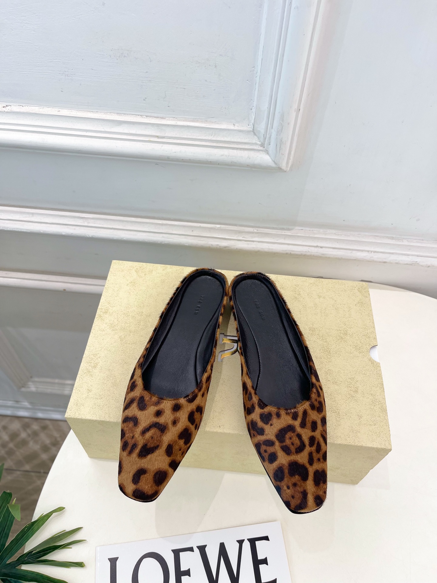 NO:868929,The row 2026 spring and summer new product TR minimalist square-toed flat-soled half-slippers ————————— As the most popular designer brand in the past two years, the design is simple, the details are clever, fresh and refined!  If you don’t want to hit the streets with random styles, you can check out this brand. It’s relatively niche but is so easy to match. You can see this brand everywhere on Instagram and Xiaohongshu!  BS original version customized one to one!  Original custom-made sheepskin/horse hair upper, original imported sheepskin lining, original imported leather outsole, high flat heel, code number 35~39 (40. Customized, non-returnable) No. 6031, half drag, slippers, sheepskin, Leather soles19860909The row 2026春夏新品 TR极简方头平底半拖鞋 ————————— 作为这两年最受欢迎的设计师牌,设计简单、细节巧妙、清新脱俗！ 不想满大街撞款的可以看看这个品牌,比较小众却又是那么好搭配,ins、小红书随处可见这个品牌的身影 ！BS原版一比一定制！ 鞋面原版特定制羊返绒/马毛 内里原版进口羊皮 大底原版进口真皮大底 跟高平底 码数35~39(40.订做不退换） 编号6031,半拖,slippers,sheepskin,Leather soles,Women's Shoes