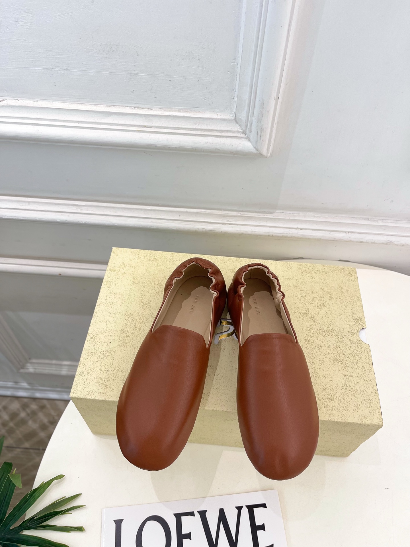NO:868919,The row 2026 spring and summer new product TR minimalist elastic ballet granny shoes ———————— As the most popular designer brand in the past two years, the design is simple, the details are clever, fresh and refined!  If you don’t want to hit the streets with random styles, you can check out this brand. It’s relatively niche but is so easy to match. You can see this brand everywhere on Instagram and Xiaohongshu!  BS original version customized one to one!  Original custom-made lambskin upper, original imported sheepskin lining, original imported leather outsole, high flat heel, size 35~39 (40. Customized, non-returnable) No. 2606031, loafers, sheepskin, Leather soles19860909The row 2026春夏新品 TR极简后松紧芭蕾舞奶奶鞋 ————————— 作为这两年最受欢迎的设计师牌,设计简单、细节巧妙、清新脱俗！ 不想满大街撞款的可以看看这个品牌,比较小众却又是那么好搭配,ins、小红书随处可见这个品牌的身影 ！BS原版一比一定制！ 鞋面原版特定制小羊皮 内里原版进口羊皮 大底原版进口真皮大底 跟高平底 码数35~39(40.订做不退换） 编号2606031,乐福鞋,loafers,sheepskin,Leather soles,Women's Shoes