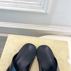 The row 2026春夏新品 TR极简夹脚人字拖鞋—————————作为这两年最受欢迎的设计师牌,设 The row 2026春夏新品 TR极简夹脚人字拖鞋—————————作为这两年最受欢迎的设计师牌,设