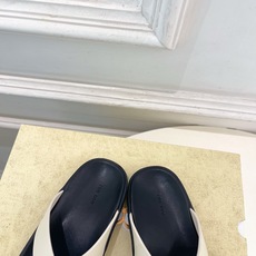The row 2026春夏新品 TR极简夹脚人字拖鞋—————————作为这两年最受欢迎的设计师牌,设 The row 2026春夏新品 TR极简夹脚人字拖鞋—————————作为这两年最受欢迎的设计师牌,设