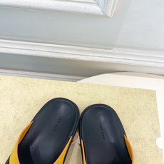 The row 2026春夏新品 TR极简夹脚人字拖鞋—————————作为这两年最受欢迎的设计师牌,设 The row 2026春夏新品 TR极简夹脚人字拖鞋—————————作为这两年最受欢迎的设计师牌,设