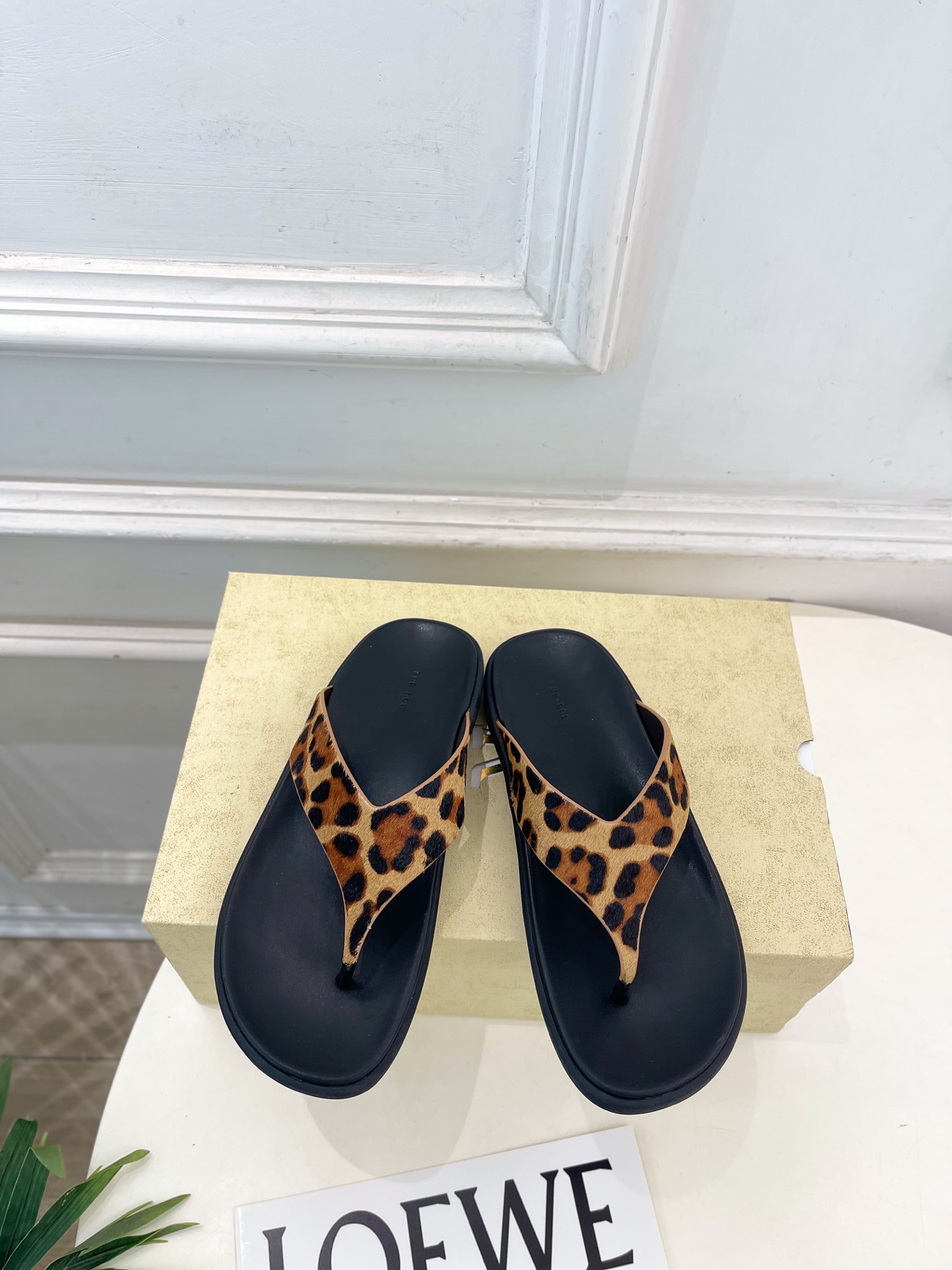 NO:868909,The row 2026 spring and summer new product TR minimalist flip-flops ———————— As the most popular designer brand in the past two years, the design is simple, the details are clever, fresh and refined!  If you don’t want to hit the streets with random styles, you can check out this brand. It’s relatively niche but is so easy to match. You can see this brand everywhere on Instagram and Xiaohongshu!  BS original version customized one to one!  Original custom-made cowhide/sheep/horse hair upper, original imported sheepskin lining, original molded non-slip outsole, high flat heel, code number 35~39 (40. Customized, non-returnable) No. 2606031, split-toe shoes, slippers, cowhide, sheepskin, sheep19860909The row 2026春夏新品 TR极简夹脚人字拖鞋 ————————— 作为这两年最受欢迎的设计师牌,设计简单、细节巧妙、清新脱俗！ 不想满大街撞款的可以看看这个品牌,比较小众却又是那么好搭配,ins、小红书随处可见这个品牌的身影 ！BS原版一比一定制！ 鞋面原版特定制牛皮/羊猄/马毛 内里原版进口羊皮 大底原版开模防滑大底 跟高平底 码数35~39(40.订做不退换） 编号2606031,分趾鞋,slippers,cowhide,sheepskin,sheep,Women's Shoes