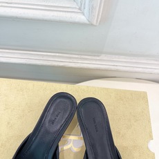 The row 2026春夏新品 TR极简尖头猫跟半拖鞋—————————作为这两年最受欢迎的设计师牌, The row 2026春夏新品 TR极简尖头猫跟半拖鞋—————————作为这两年最受欢迎的设计师牌,