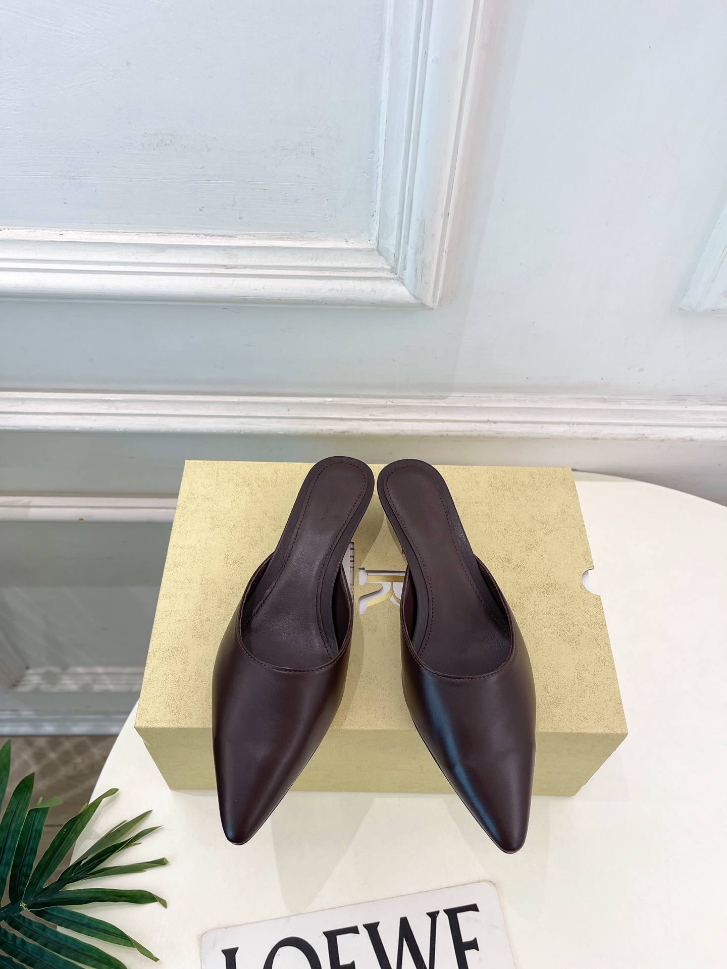 NO:868898,The row 2026 spring and summer new product TR minimalist pointed toe cat heel half slippers ———————— As the most popular designer brand in the past two years, the design is simple, the details are clever, fresh and refined!  If you don’t want to hit the streets with random styles, you can check out this brand. It’s relatively niche but is so easy to match. You can see this brand everywhere on Instagram and Xiaohongshu!  BS original version customized one to one!   Original custom-made lambskin upper, original imported sheepskin lining, original imported leather outsole, heel height 3cm, size 35~39 (40.41 custom-made, non-returnable) No. 2606045, half drag, slippers, sheepskin, Leather soles19860909The row 2026春夏新品 TR极简尖头猫跟半拖鞋 ————————— 作为这两年最受欢迎的设计师牌,设计简单、细节巧妙、清新脱俗！ 不想满大街撞款的可以看看这个品牌,比较小众却又是那么好搭配,ins、小红书随处可见这个品牌的身影 ！BS原版一比一定制！  鞋面原版特定制小羊皮 内里原版进口羊皮 大底原版进口真皮大底 跟高3cm 码数35~39(40.41订做不退换） 编号2606045,半拖,slippers,sheepskin,Leather soles,Women's Shoes