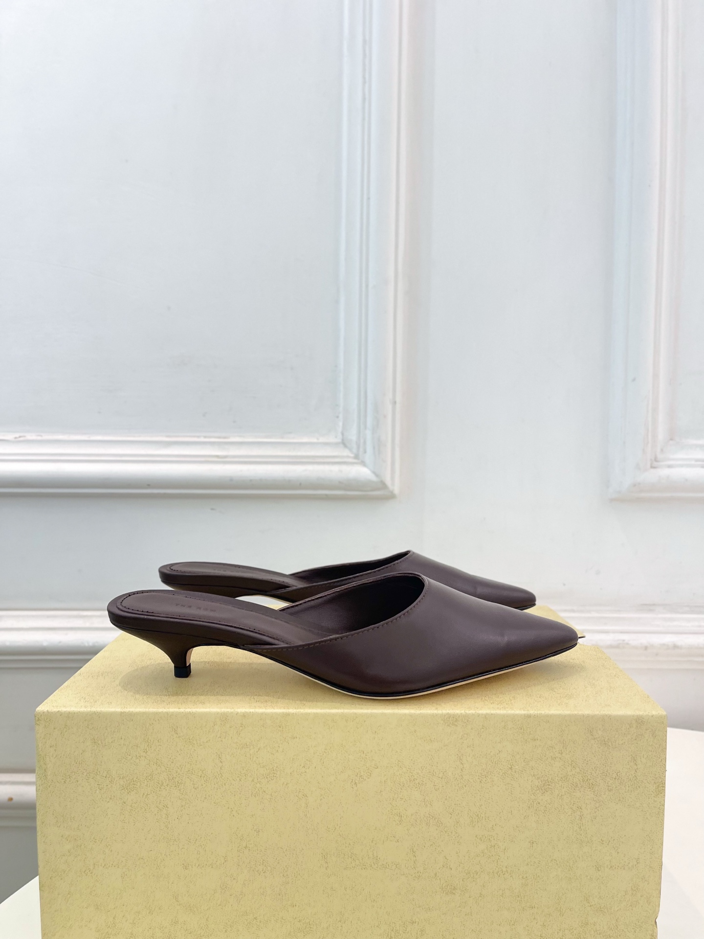 The row 2026春夏新品 TR极简尖头猫跟半拖鞋—————————作为这两年最受欢迎的设计师牌, The row 2026春夏新品 TR极简尖头猫跟半拖鞋—————————作为这两年最受欢迎的设计师牌,
