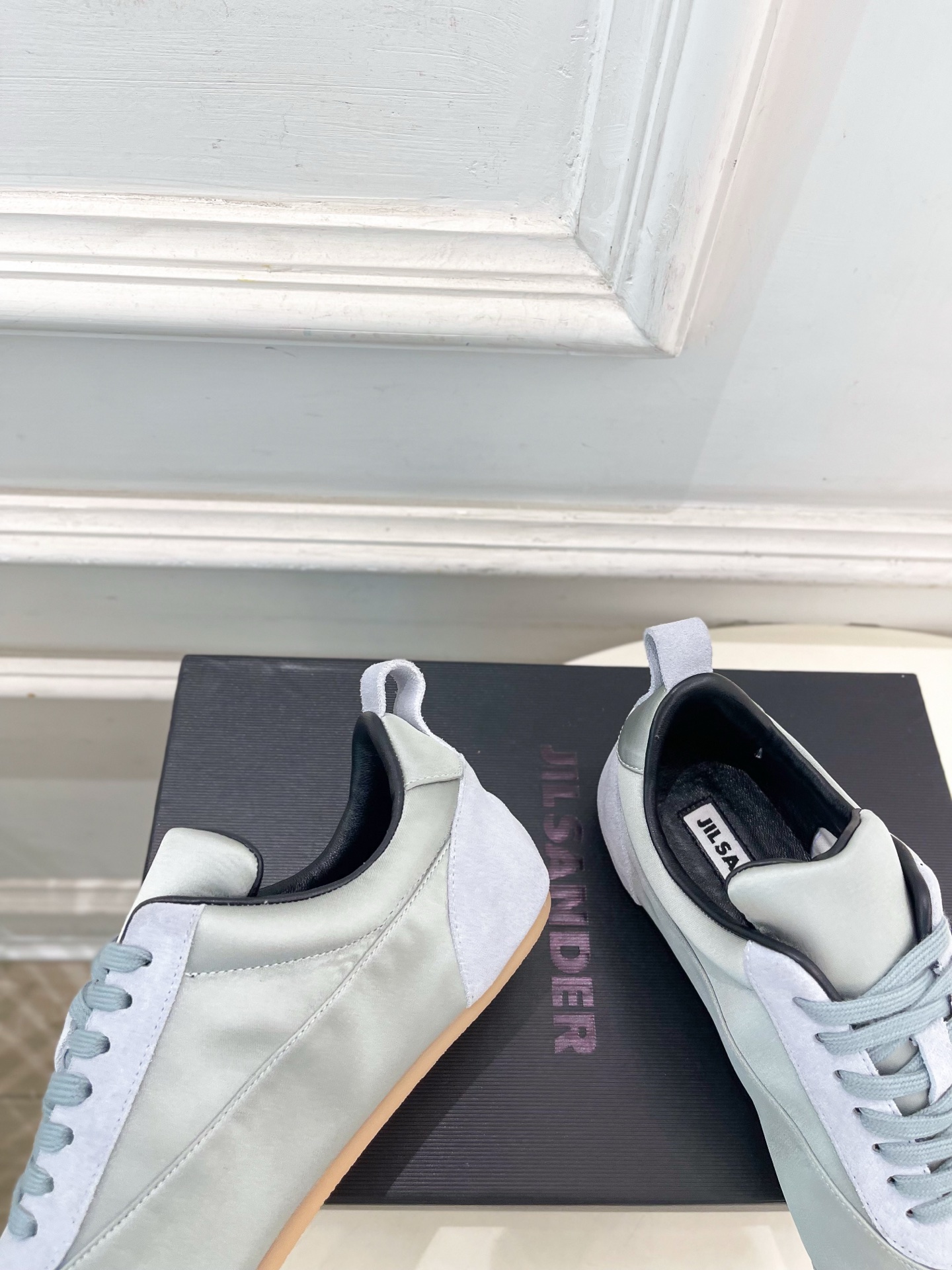 Jil Sander(吉尔·桑达)2026 春夏新品 JD极简真丝绸缎德训休闲鞋————————JS作为 Jil Sander(吉尔·桑达)2026 春夏新品 JD极简真丝绸缎德训休闲鞋————————JS作为
