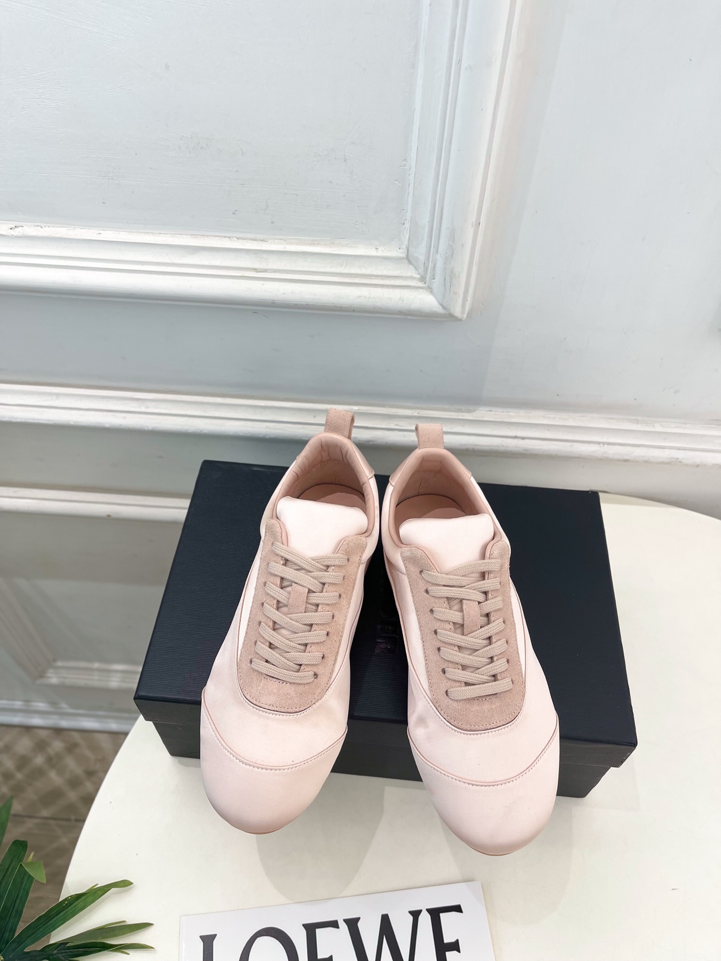 NO:868890,Jil Sander (Jil Sander) 2026 spring and summer new product JD minimalist silk satin moral casual shoes ———————— JS, as the most popular designer brand in the past two years, has simple design, clever details, fresh and refined!  If you don’t want to hit the streets with random styles, you can check out this brand. It’s relatively niche but is so easy to match. You can see this brand everywhere on Instagram and Xiaohongshu!  BS original one-to-one customization, original custom-made silk satin upper, imported sheepskin lining, original molded outsole, custom-made non-slip outsole, high flat heel, code number 35~39 (40. Customized, non-returnable) No. 2606031, casual shoes/sports shoes, jil sander, sneakers, sheepskin, real silk, silk fabric19860909Jil Sander(吉尔·桑达）2026 春夏新品 JD极简真丝绸缎德训休闲鞋———————— JS作为这两年最受欢迎的设计师品牌,设计简单、细节巧妙、清新脱俗！ 不想满大街撞款的可以看看这个品牌,比较小众却又是那么好搭配,ins、小红书随处可见这个品牌的身影 ！BS原版一比一定制 鞋面原版定制真丝绸缎 内里进口羊皮里 大底原版开模定制防滑大底 跟高平底 码数35~39(40.订做不退换）   编号2606031,休闲鞋/运动鞋,jil sander,sneakers,sheepskin,real silk,silk fabric,Women's Shoes