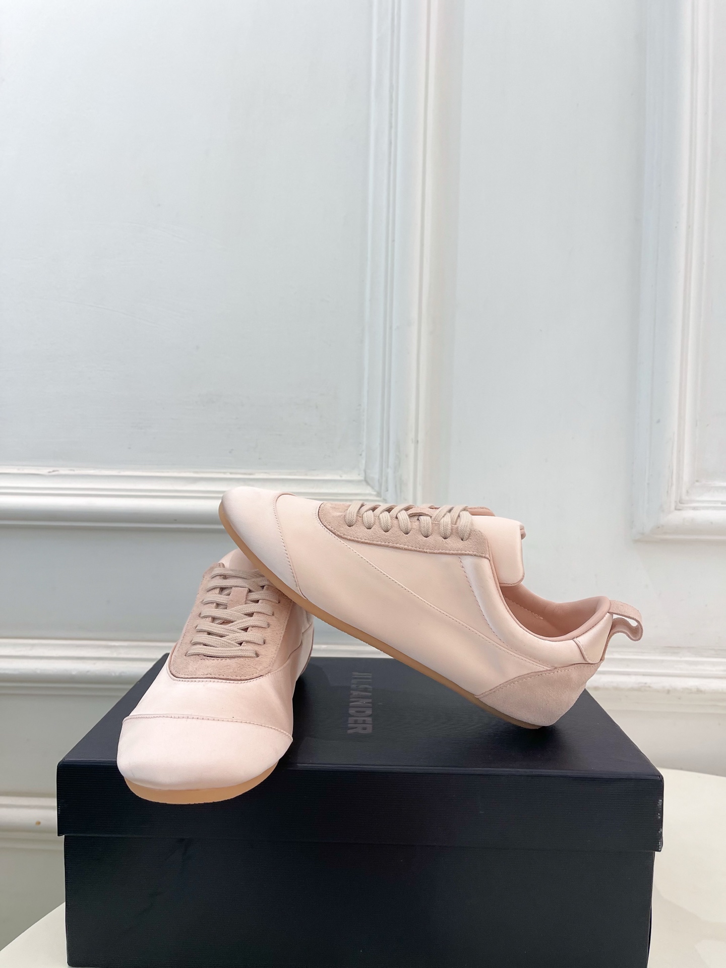 Jil Sander(吉尔·桑达）2026 春夏新品 JD极简真丝绸缎德训休闲鞋————————JS作为