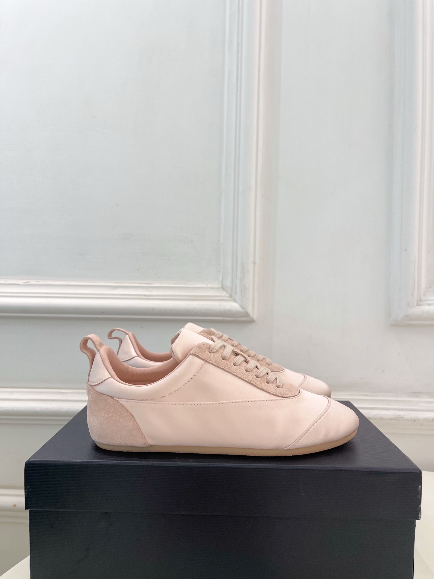 Jil Sander(吉尔·桑达）2026 春夏新品 JD极简真丝绸缎德训休闲鞋————————JS作为