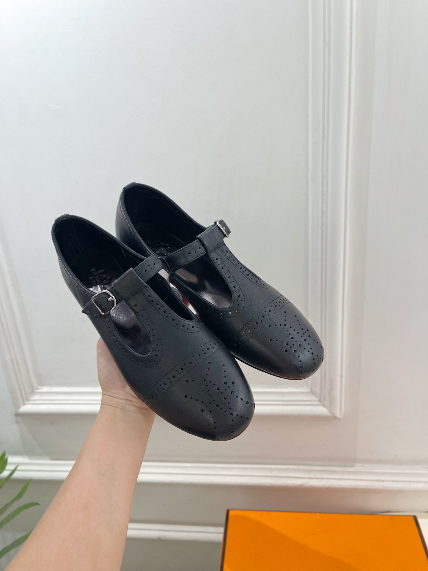 🐎𝐇𝐄𝐑𝐌𝐄* 爱玛仕 26𝐬𝐬 🌈2026春夏新品 专柜新款 复古T字带镂空雕花玛丽珍鞋 系列〰鞋面：