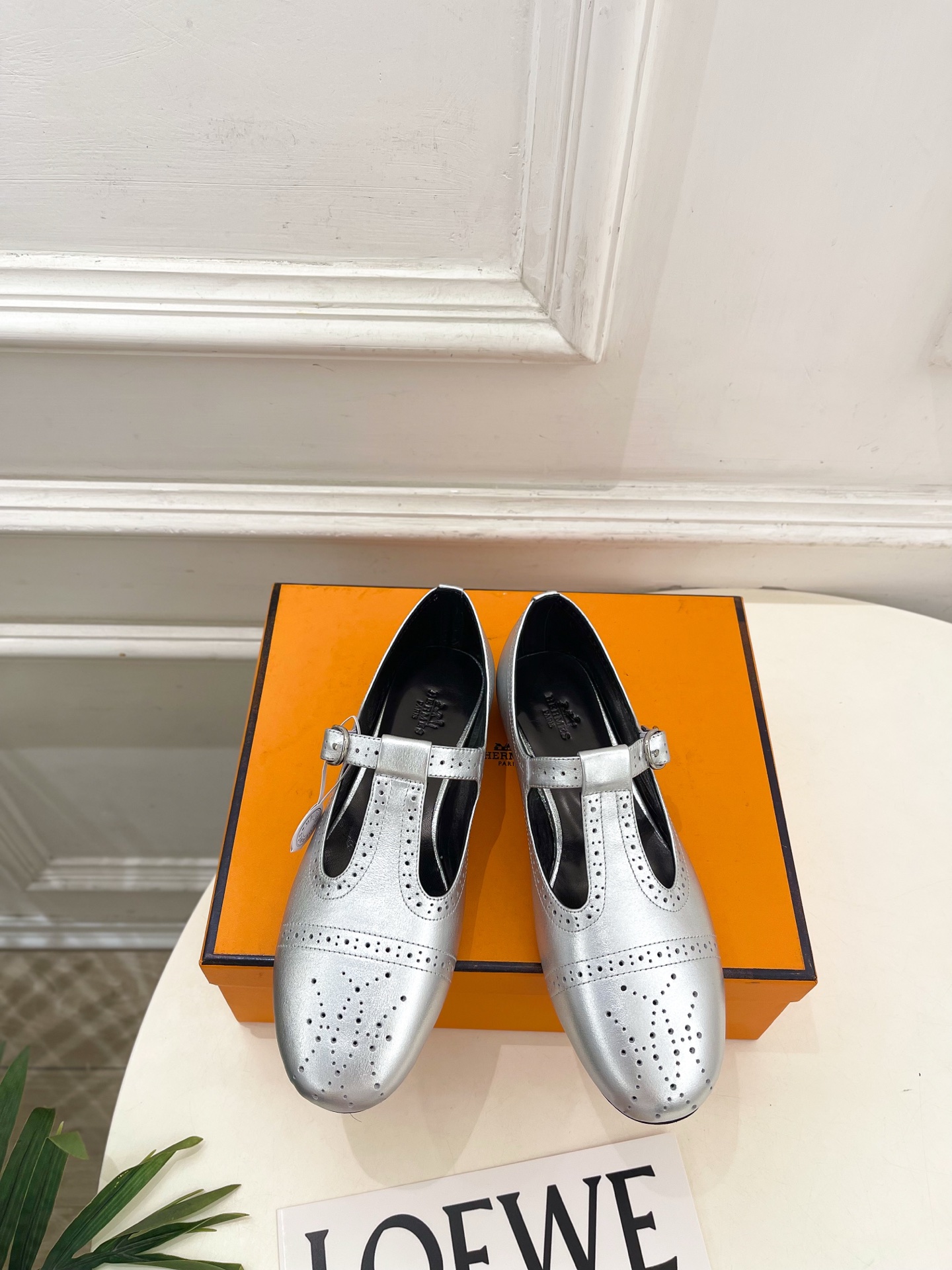 NO:868876,* Hermès 26 2026 spring and summer new products counter new retro T-shaped with hollow carved Mary Jane shoes series original custom-made cowhide for the uppers imported mixed sheepskin lining outsole original Italian genuine leather outsole high flat bottom shoe size: 35-39 (40.41 custom-made, non-refundable) No. 2606045, single shoes, hermes, mary  jane,cowhide,sheepskin,Leather soles19860909* 爱玛仕 26 2026春夏新品 专柜新款 复古T字带镂空雕花玛丽珍鞋 系列 鞋面原版特定制牛皮 内里进口混种羊皮 大底原版意大利真皮大底  跟高平底 鞋码:35-39（40.41定做不退换） 编号2606045,单鞋,hermes,mary jane,cowhide,sheepskin,Leather soles,Women's Shoes