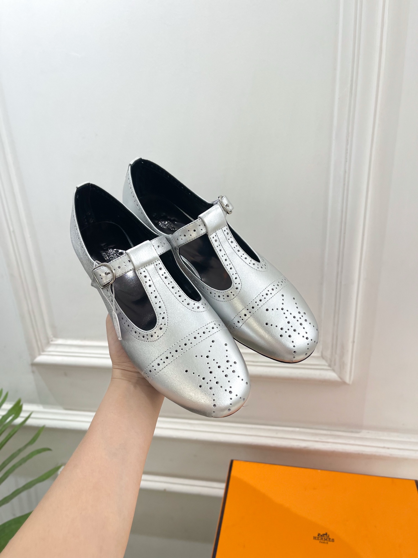 🐎𝐇𝐄𝐑𝐌𝐄* 爱玛仕 26𝐬𝐬 🌈2026春夏新品 专柜新款 复古T字带镂空雕花玛丽珍鞋 系列〰鞋面: 🐎𝐇𝐄𝐑𝐌𝐄* 爱玛仕 26𝐬𝐬 🌈2026春夏新品 专柜新款 复古T字带镂空雕花玛丽珍鞋 系列〰鞋面: