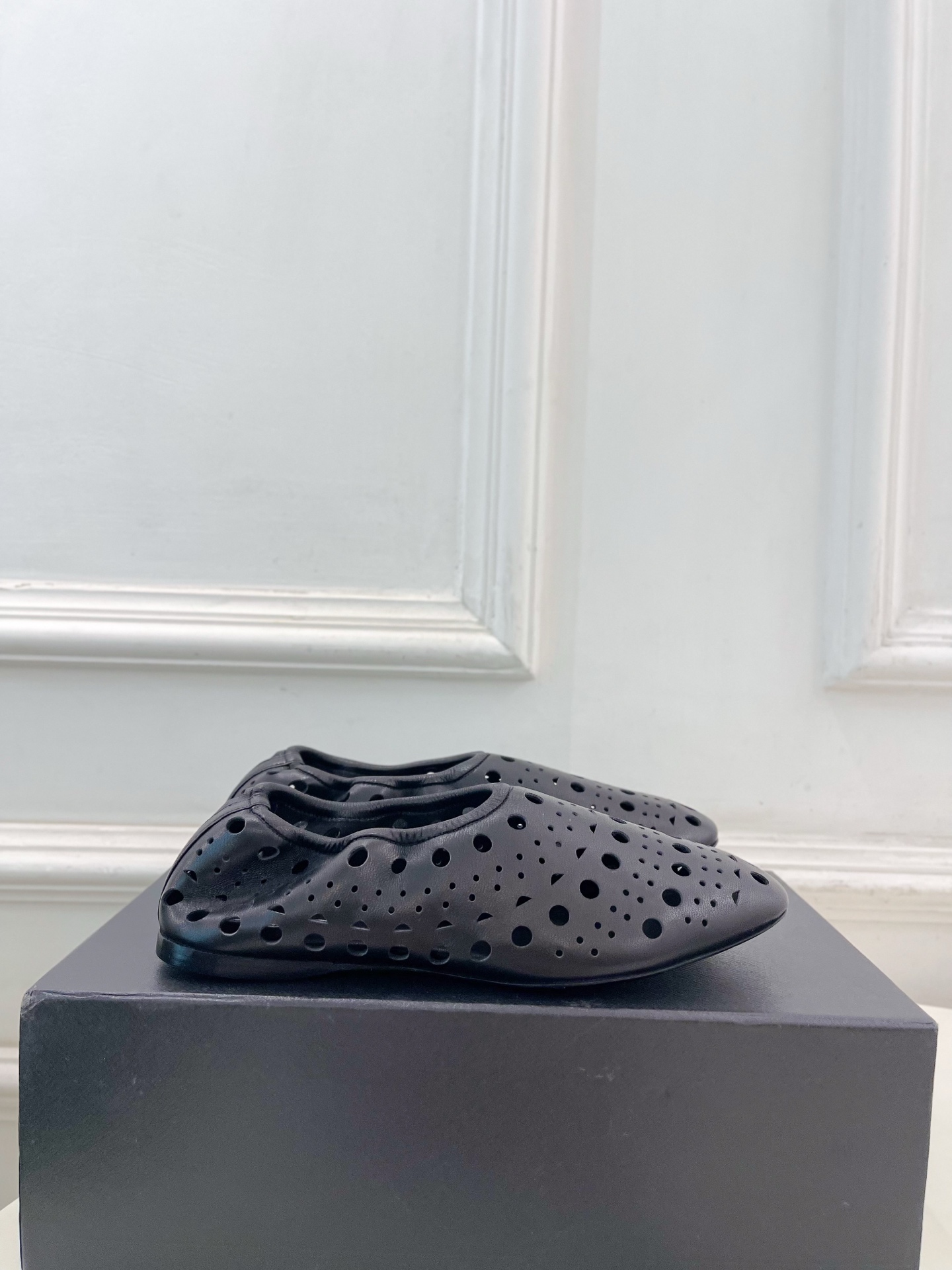 ALAÏA 阿莱亚26𝐬𝐬 2026春夏新品 秀场同款 松紧褶皱镂空平底芭蕾舞鞋—————————Al ALAÏA 阿莱亚26𝐬𝐬 2026春夏新品 秀场同款 松紧褶皱镂空平底芭蕾舞鞋—————————Al