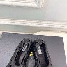 ALAÏA 阿莱亚26𝐬𝐬 2026春夏新品 秀场同款 松紧褶皱镂空平底芭蕾舞鞋—————————Al ALAÏA 阿莱亚26𝐬𝐬 2026春夏新品 秀场同款 松紧褶皱镂空平底芭蕾舞鞋—————————Al